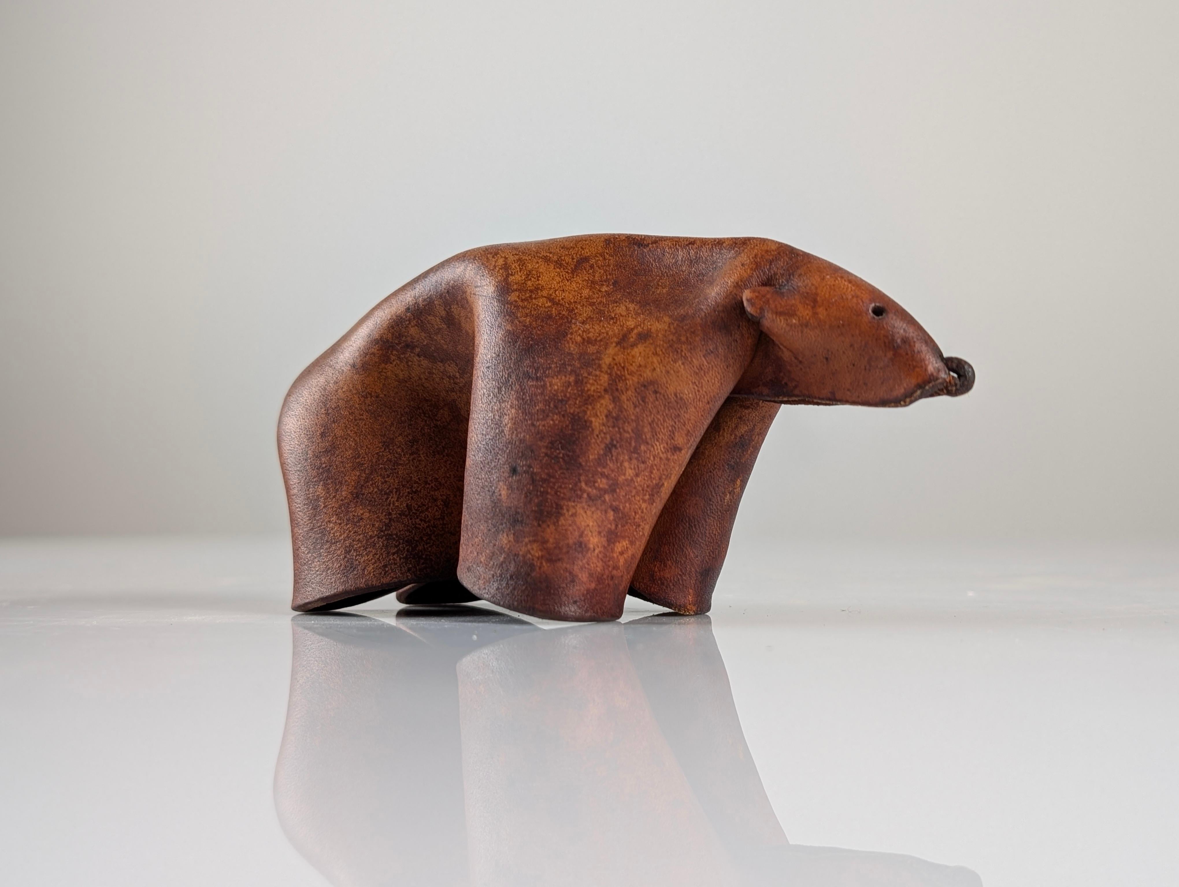 Belle figurine d'ours en cuir faite à la main, conservant sa belle patine d'origine des années 1960. Après enquête, nous avons découvert que ce type d'animal était fabriqué par la société Deru en Allemagne. Ils sont très rares et très prisés par les