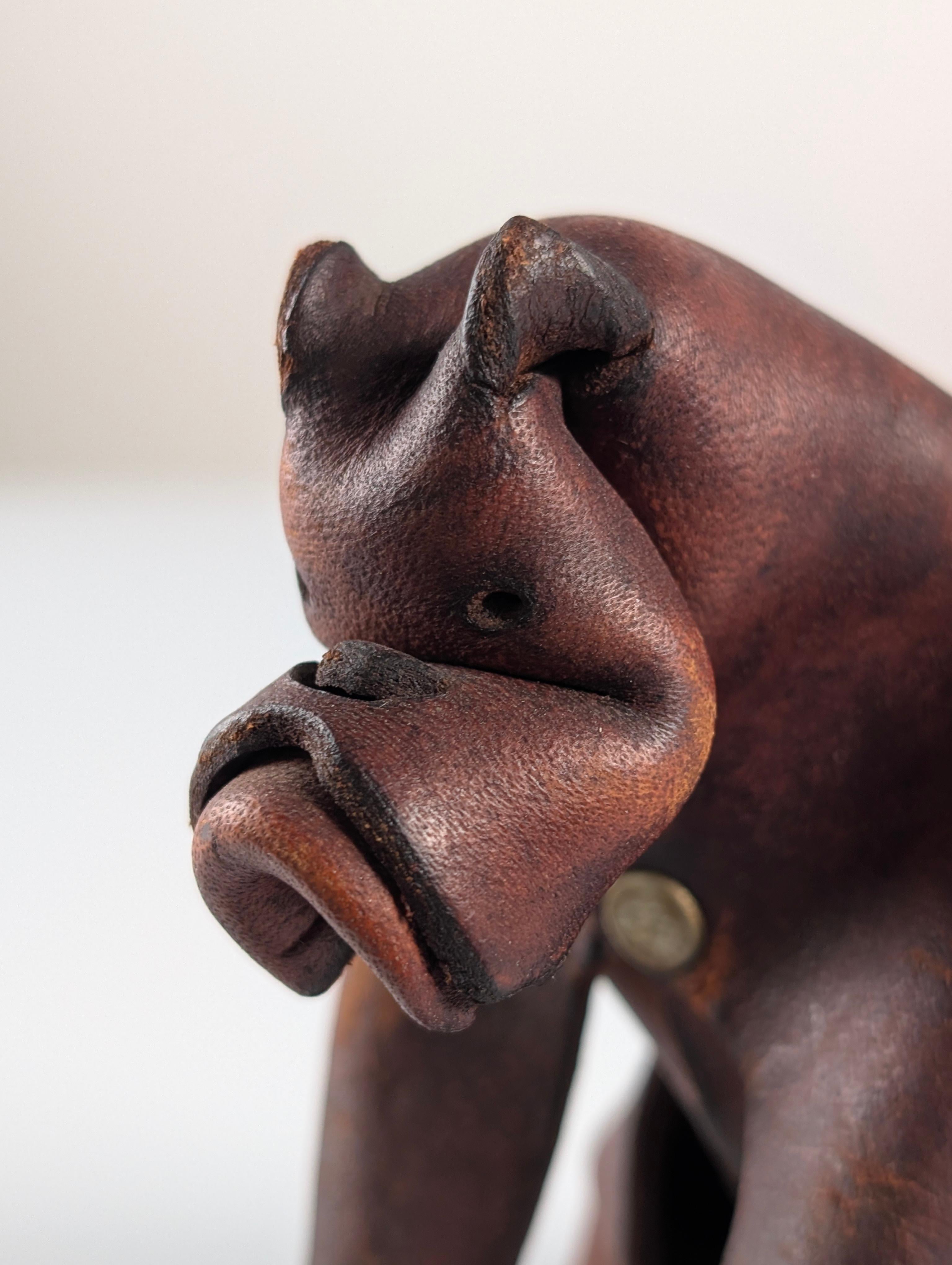 Bellissima statuetta di cane boxer in pelle fatta a mano, che conserva la sua bella patina originale degli anni '60. Dopo ulteriori indagini, abbiamo scoperto che questo tipo di animale era prodotto dall'azienda Deru in Germania. Sono molto rare e