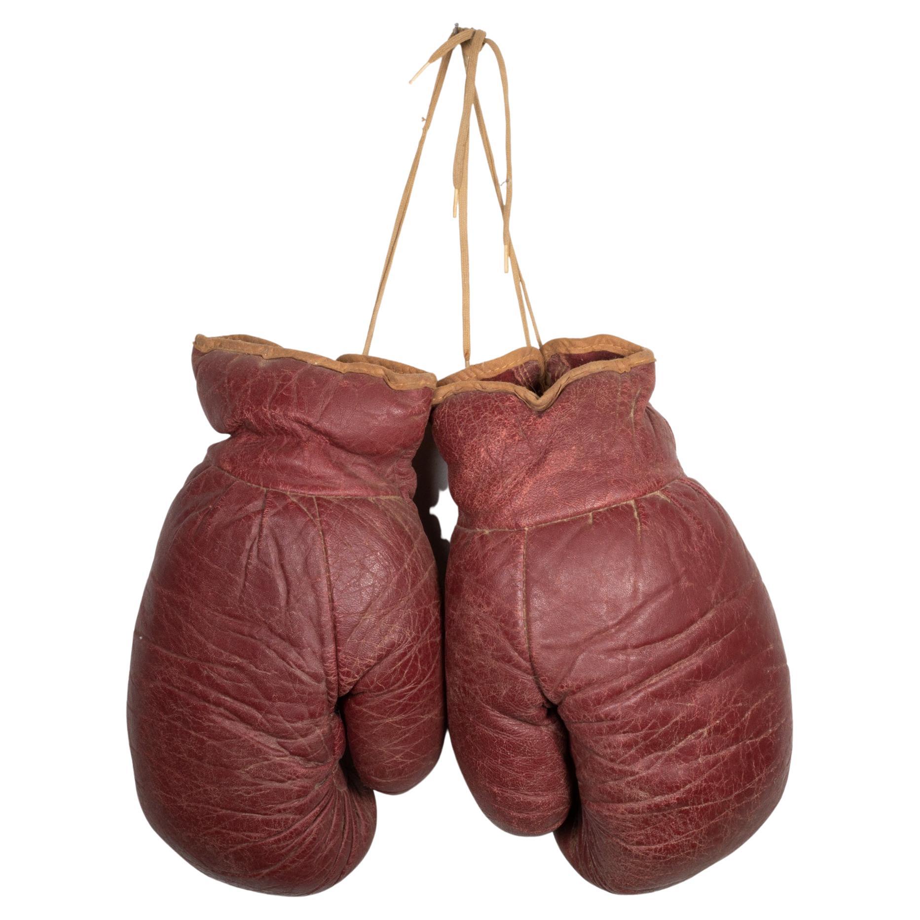 ABOUT

Original boxing gloves with reddish brown leather filled with horse hair. The leather is very soft and in good condition. .

 CREATOR Franklin.
 DATE OF MANUFACTURE c.1950-1960.
 MATERIALS AND TECHNIQUES Leather, Horse Hair.
 CONDITION
