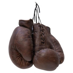 Gants de boxe en cuir vintage, circa 1960