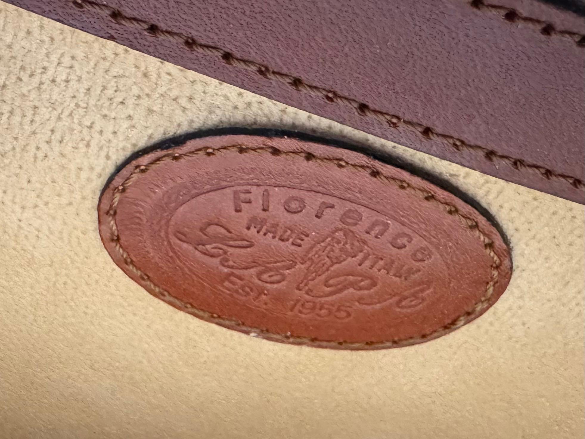 Ce porte-documents LA PA est un superbe exemple de l'artisanat du cuir italien. Il incarne une sophistication discrète et une qualité durable. Réalisée en cuir de châtaignier pleine fleur, la pièce a développé une patine naturelle et chaleureuse qui