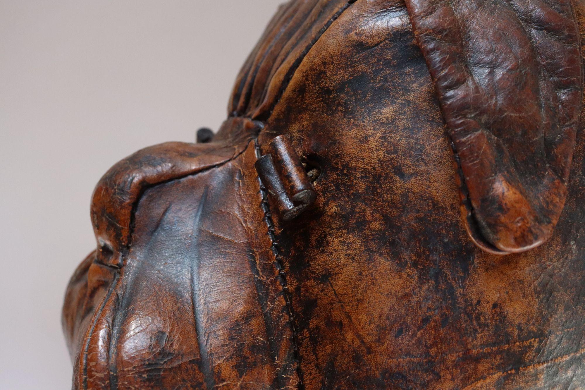 Tabouret Bulldog en cuir vintage par Dimitri Omersa pour Abercrombie & Fitch en vente 11