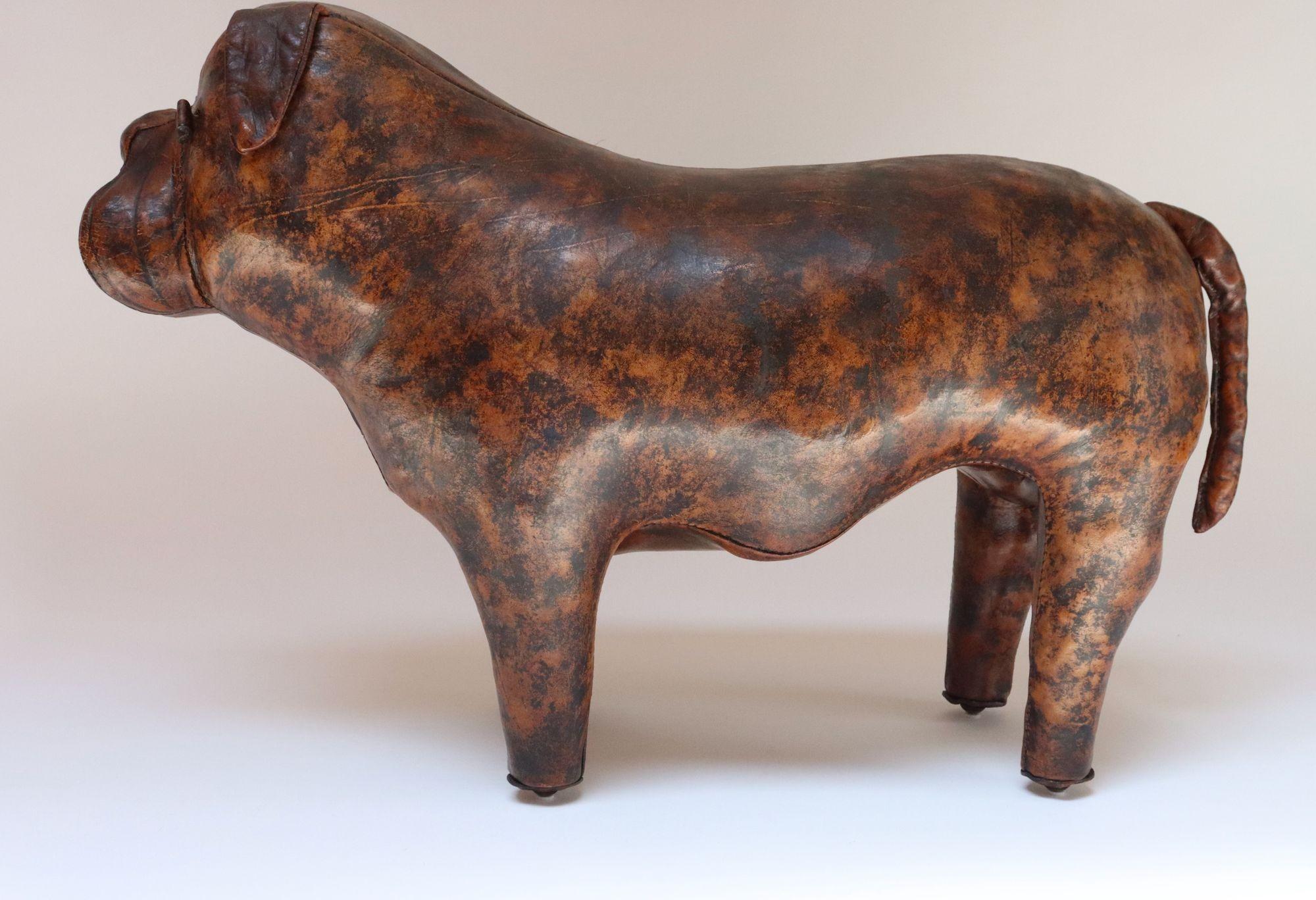 Charmante sculpture/ottoman en cuir de bouledogue par Dimitri Omersa pour Abercrombie and Fitch (vers les années 1960, Angleterre).
Récemment huilé et conditionné - le cuir souple présente une patine chaude/un léger vieillissement correspondant à