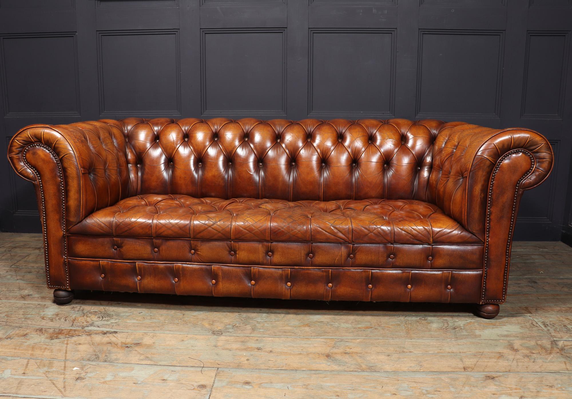 Vintage Leather Buttoned Chesterfield Sofa In Good Condition In Paddock Wood Tonbridge, GB