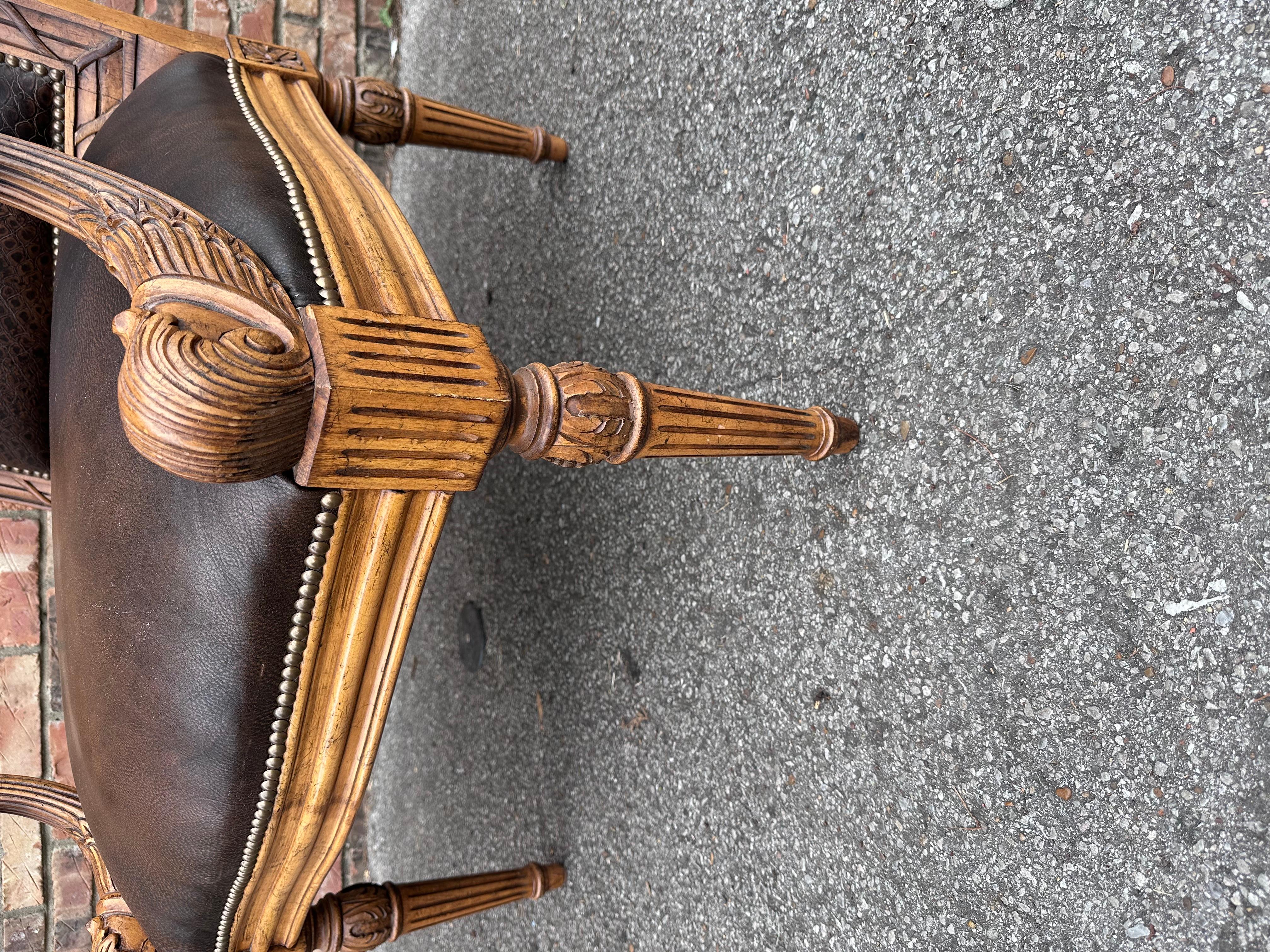 Si tratta di una sedia vintage del marchio Fairfield con seduta e schienale in pelle. Questa sedia è realizzata in legno massiccio con splendidi intagli e dettagli. 