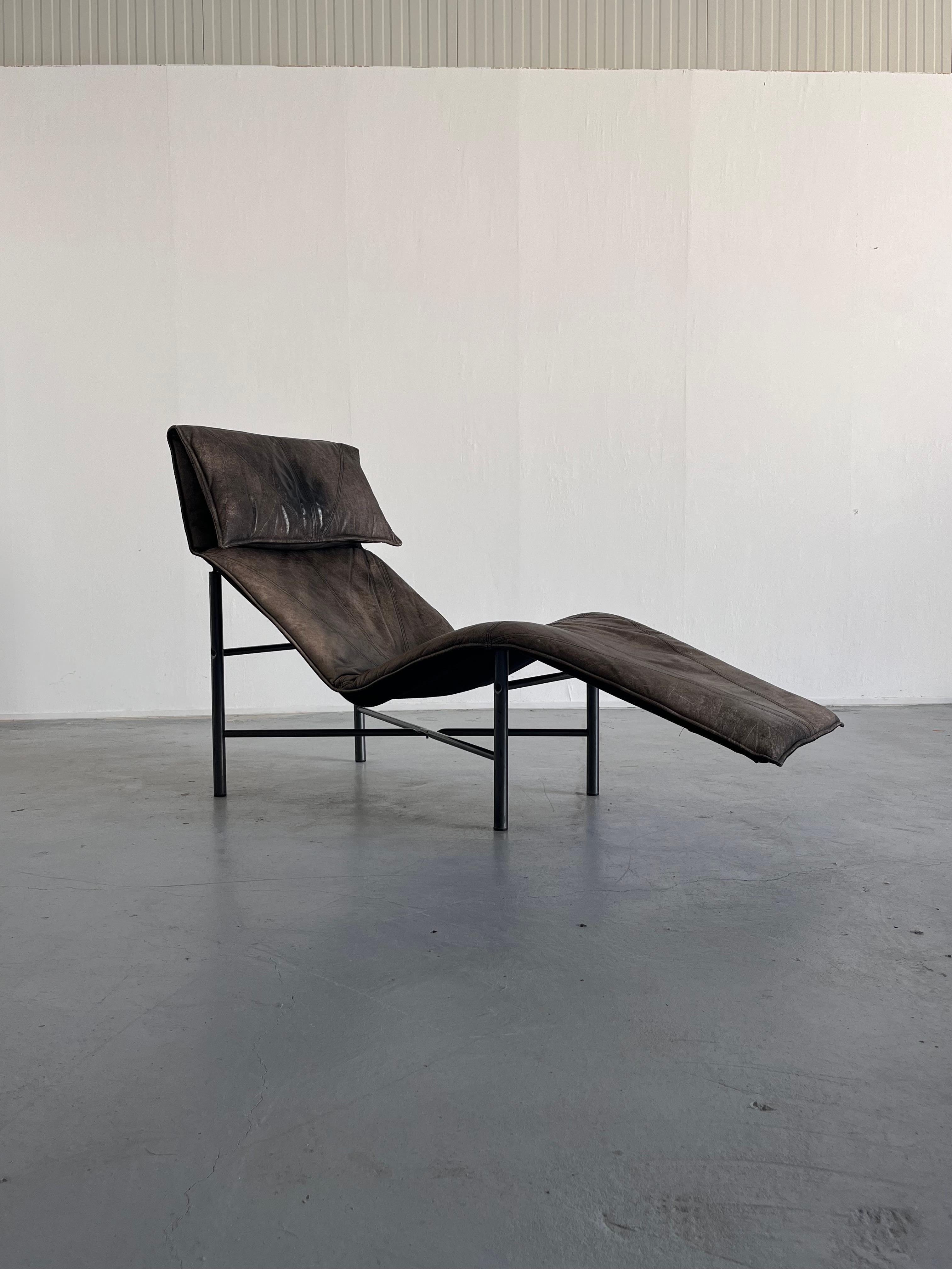 Modern freestanding vintage chaise longue or daybed from brown stitched leather and metal by Tord Bjorklund for Ikea, 1980s.

A stylish and very comfortable chaise longue or daybed from metal with a loose cushion from thick stitched leather in dark