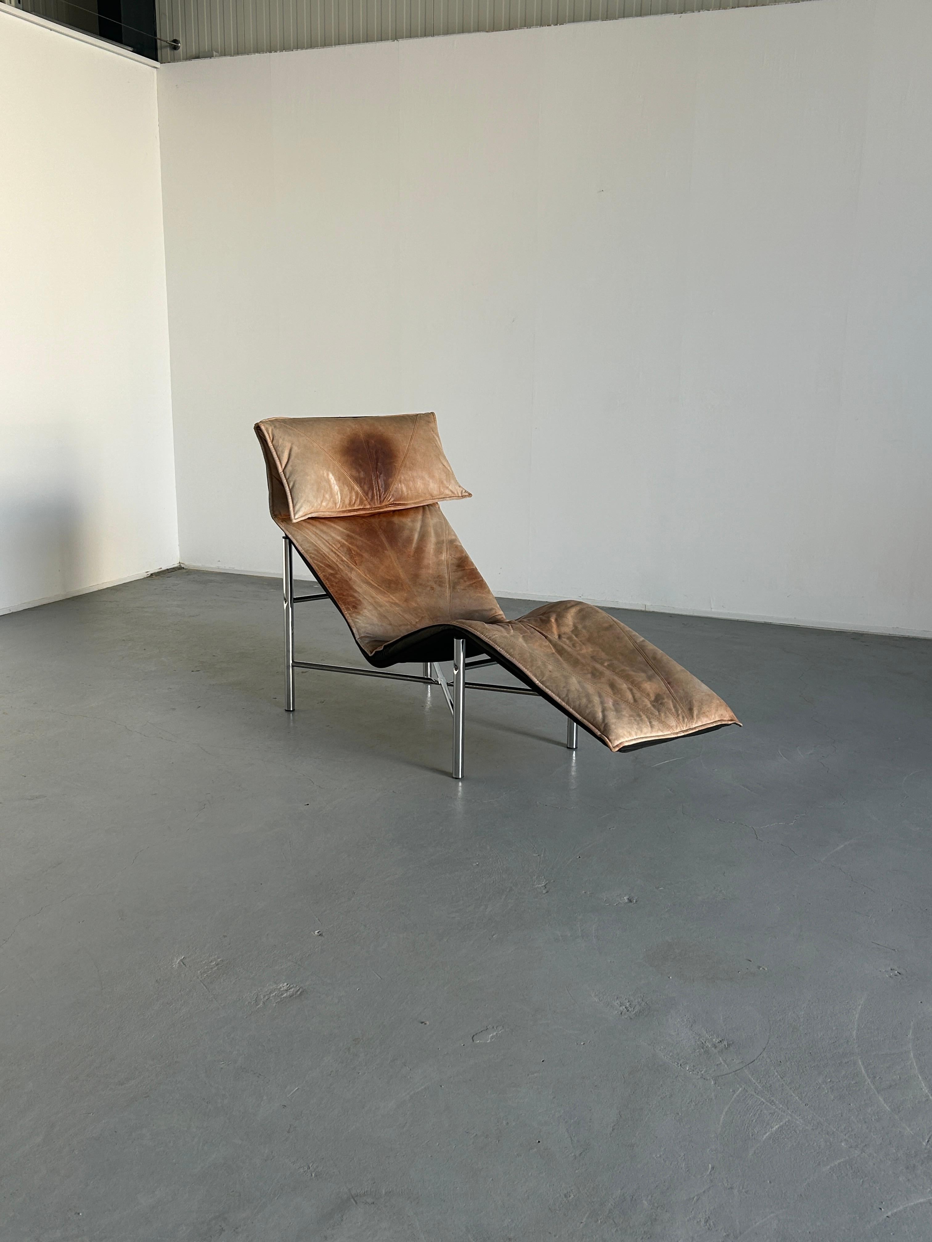Modern freestanding vintage chaise longue or daybed from cognac brown stitched leather and metal by Tord Bjorklund for Ikea, 1980s.

A stylish and very comfortable chaise longue or daybed from metal with a loose cushion from thick stitched leather