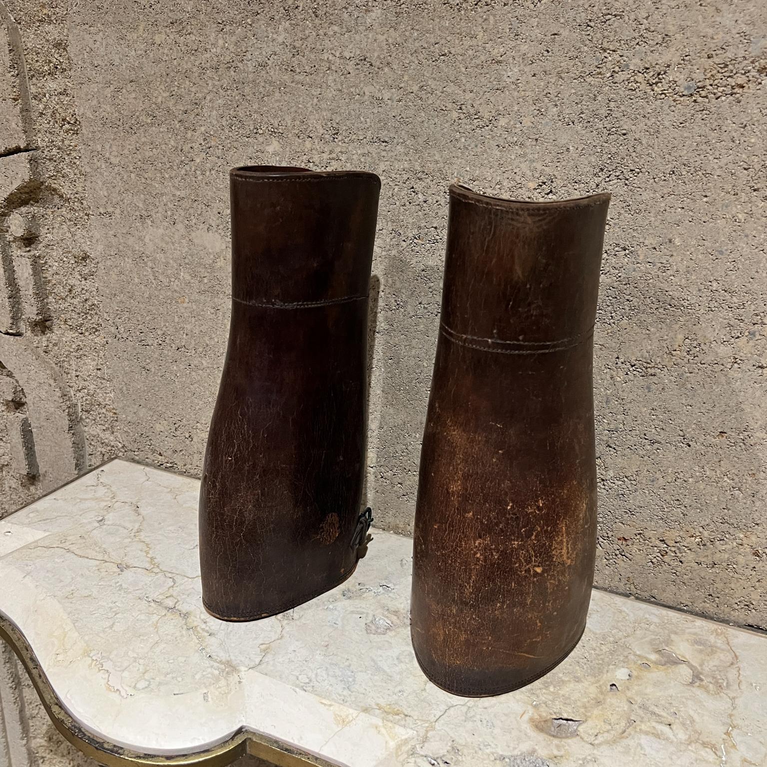 AMBIANIC präsentiert
Reitsport Leder Chaps Gamaschen
Der angegebene Artikel ist ein Paar
1/2 Chaps 12 H x 6 T x 4 B
Vintage aus Vorbesitz
Siehe die beigefügten Bilder.