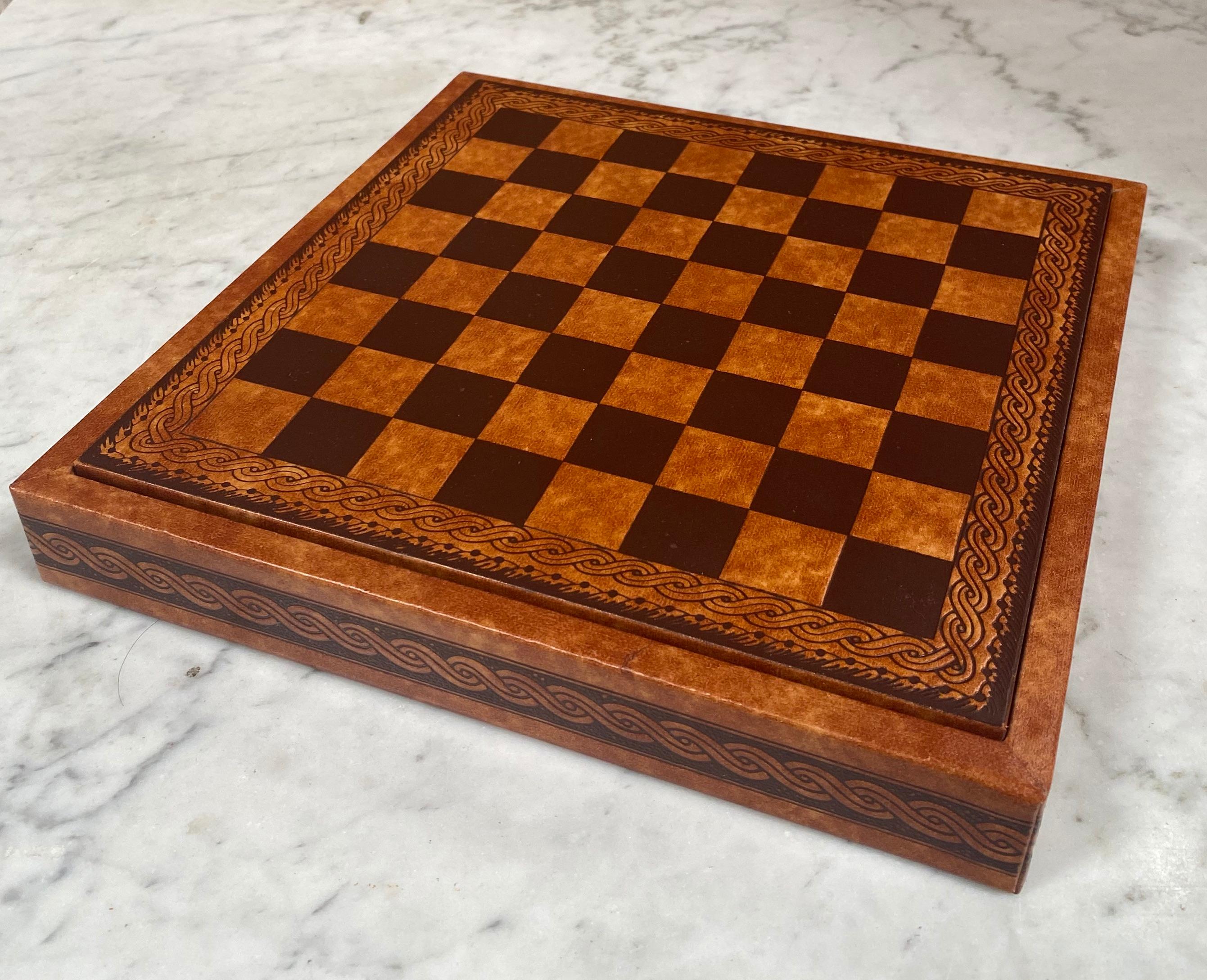 Beautiful Small Italian chess set in leather and wood with all the pawns.