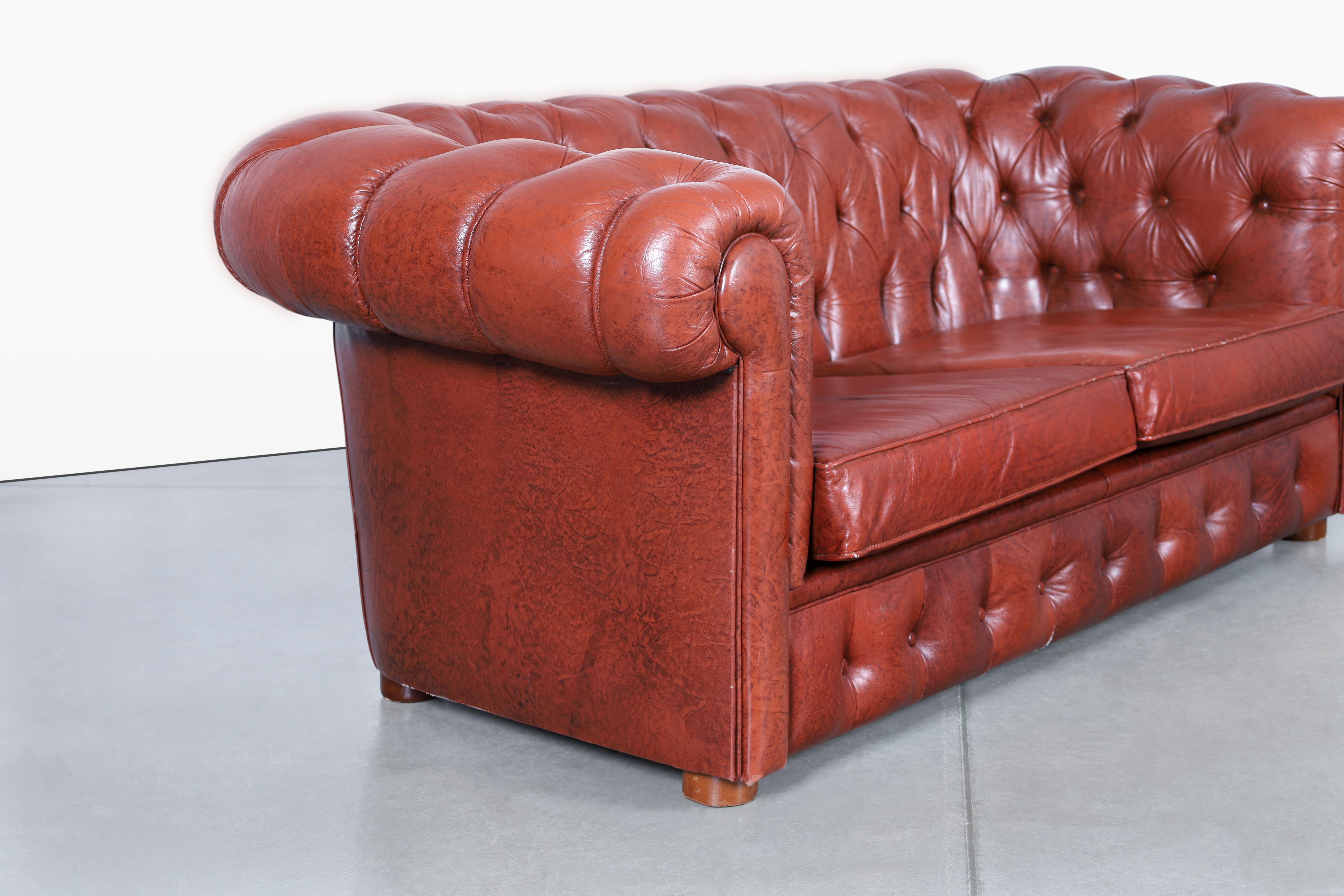 Loveseat Chesterfield Vintage de cuero Moderno de mediados de siglo en venta