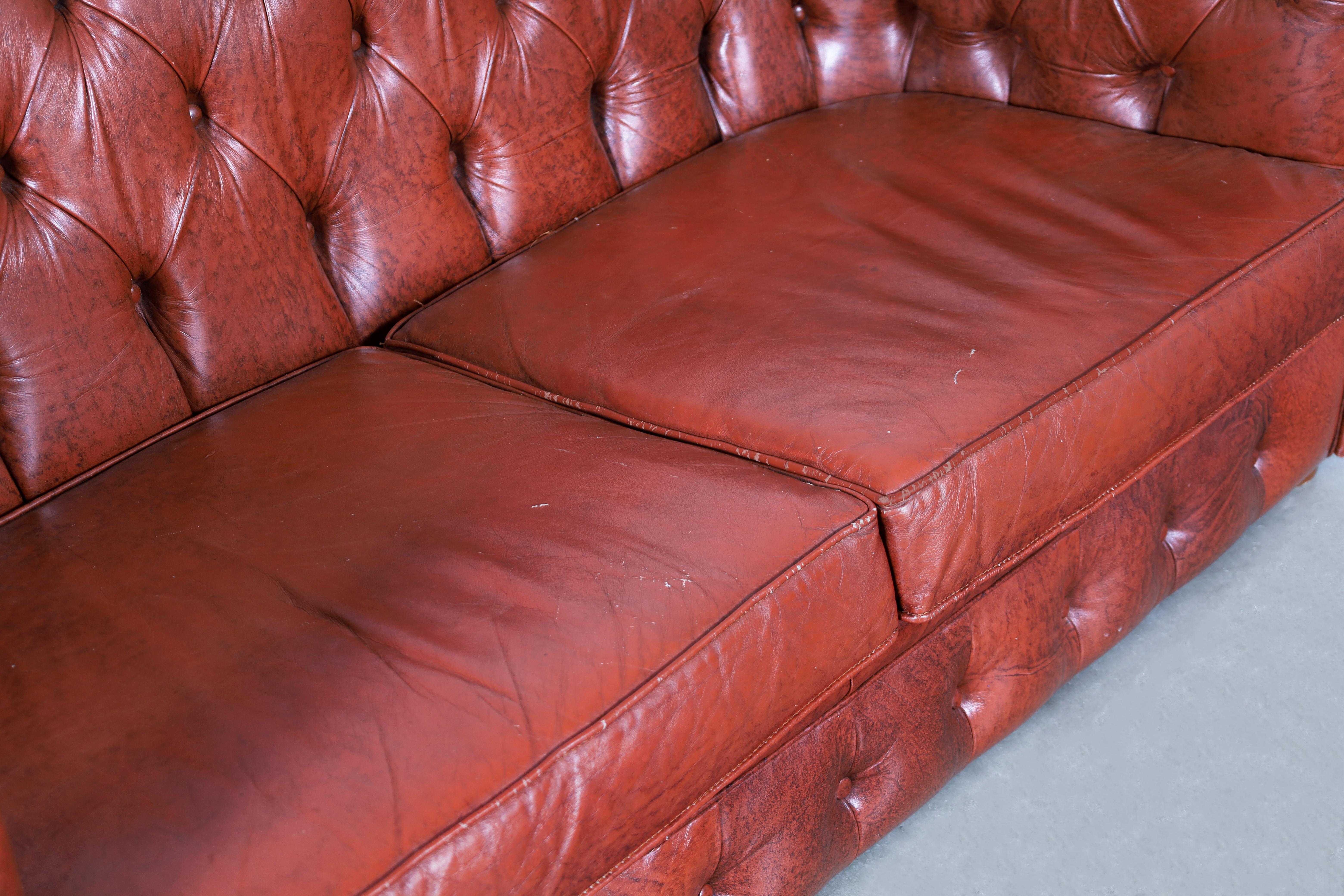 Loveseat Chesterfield Vintage de cuero en Bueno estado para la venta en North Hollywood, CA