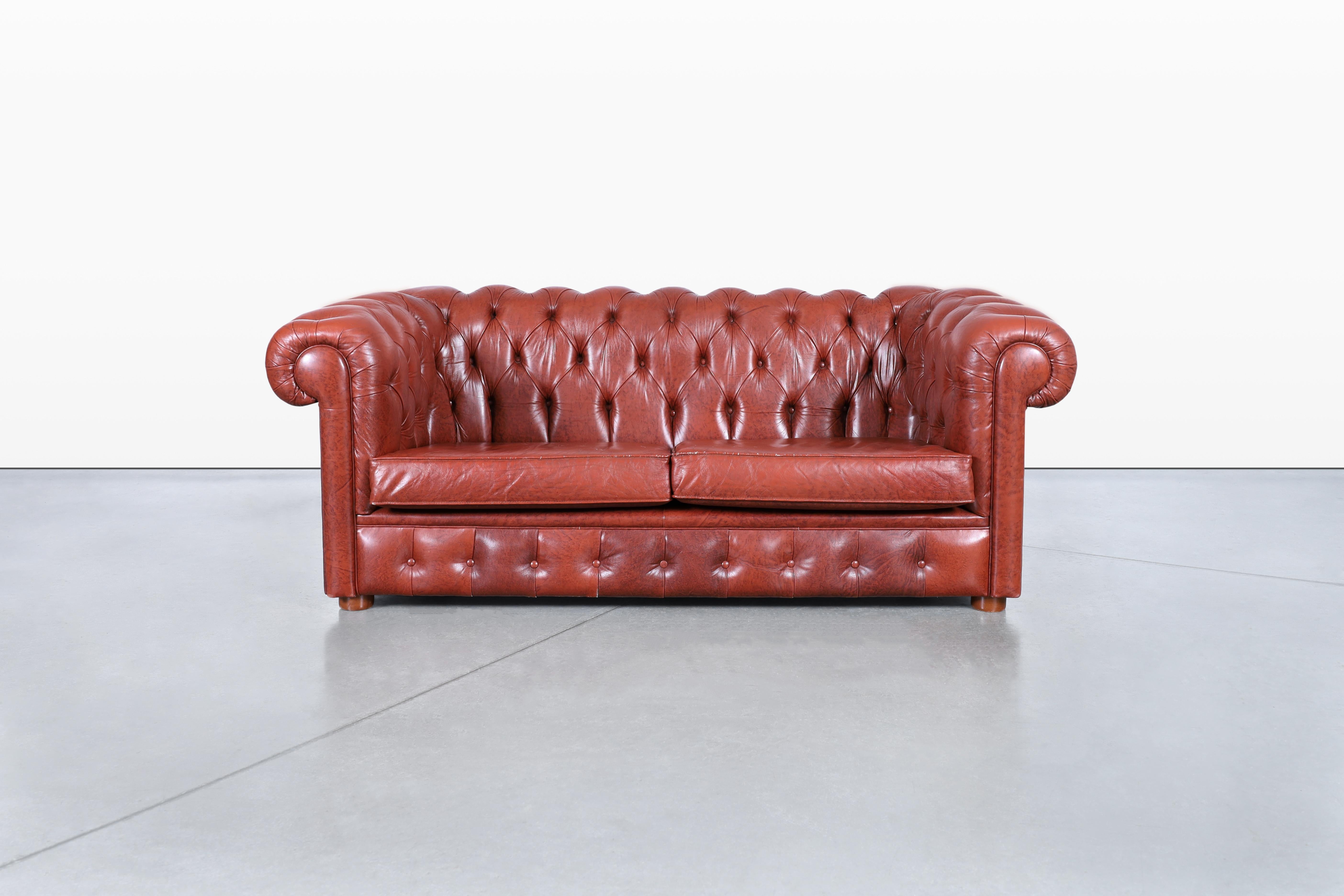 Loveseat Chesterfield Vintage de cuero finales del siglo XX en venta