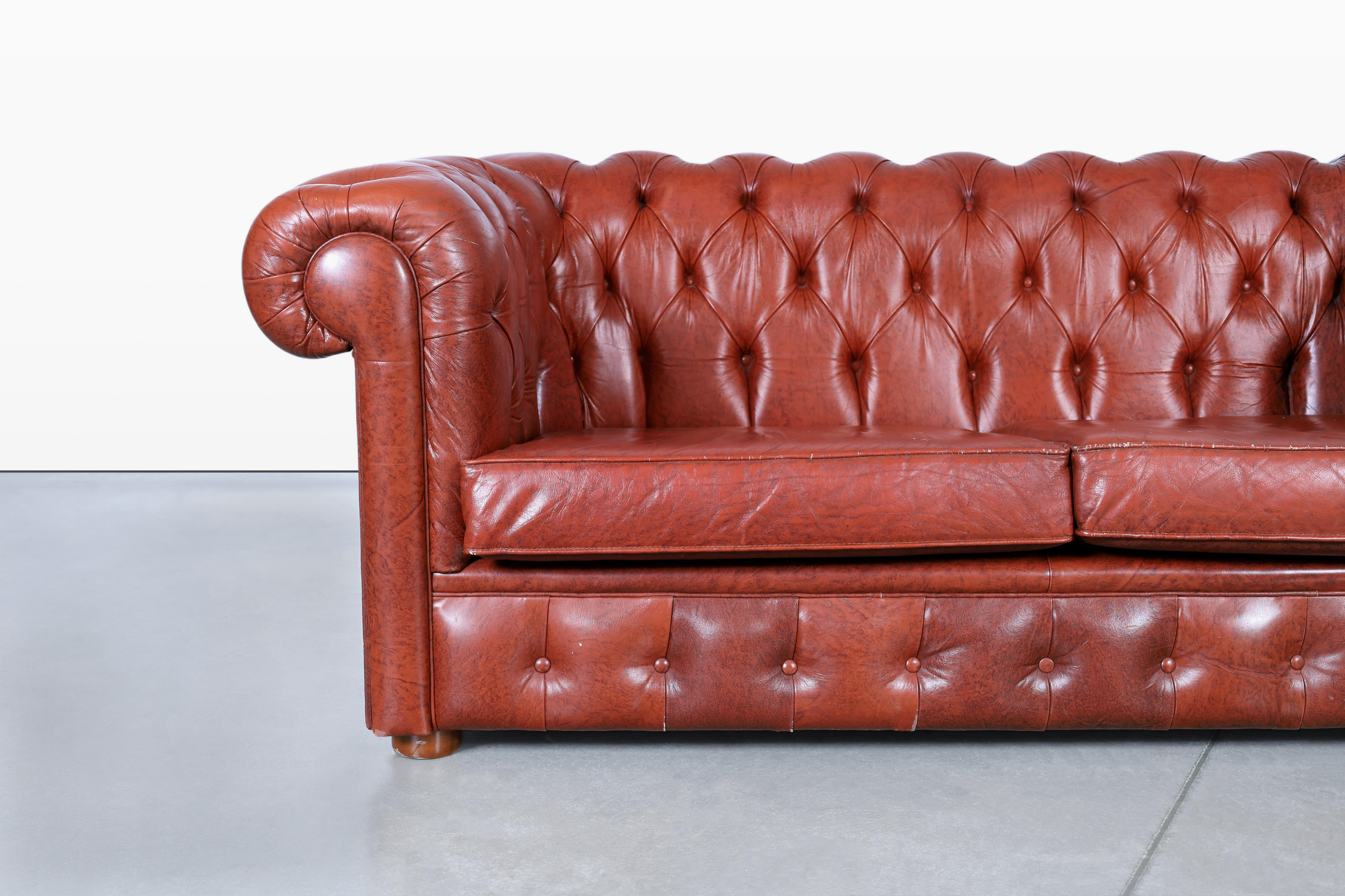 Loveseat Chesterfield Vintage de cuero Cuero en venta
