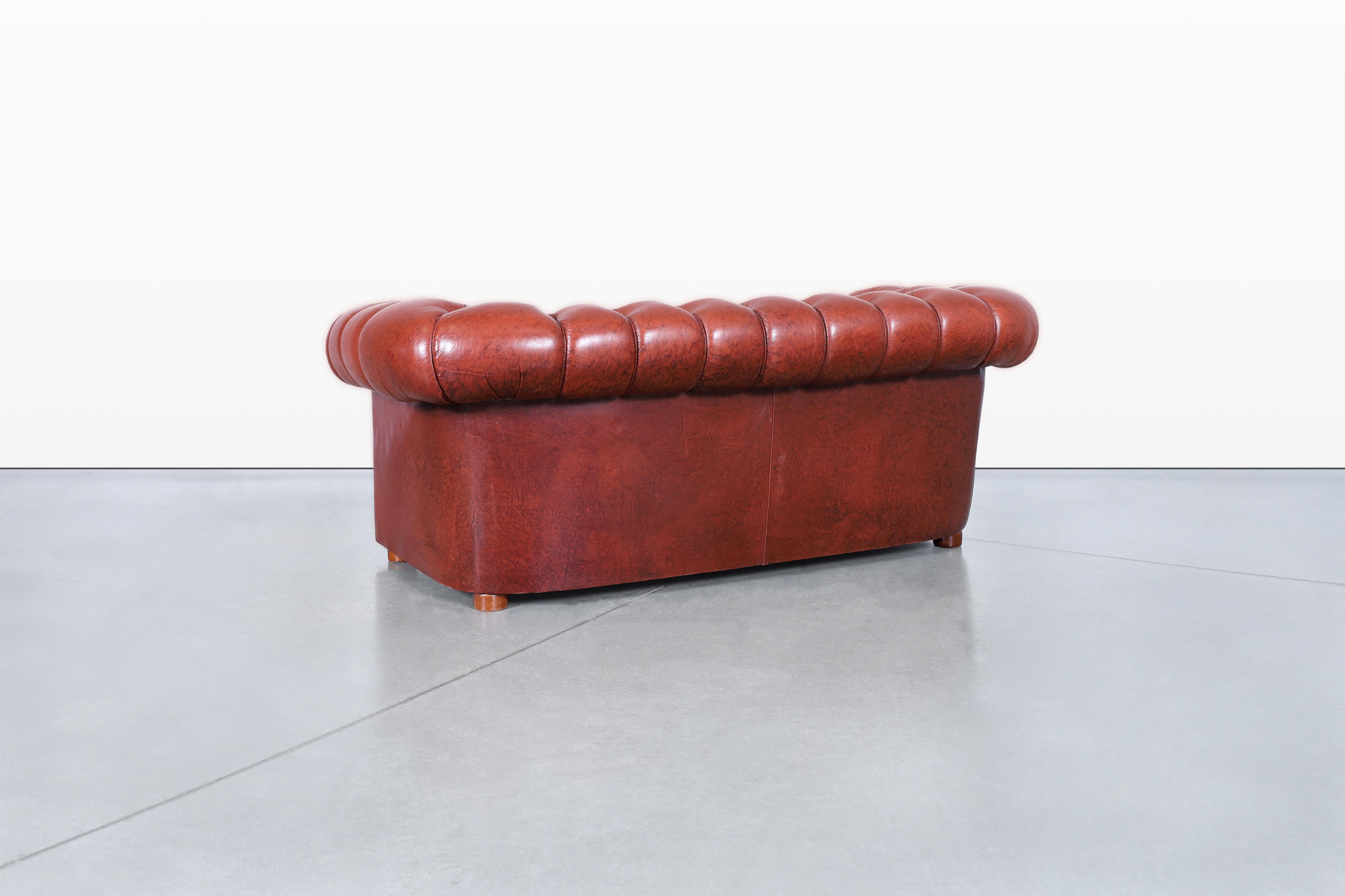 Loveseat Chesterfield Vintage de cuero en venta 1