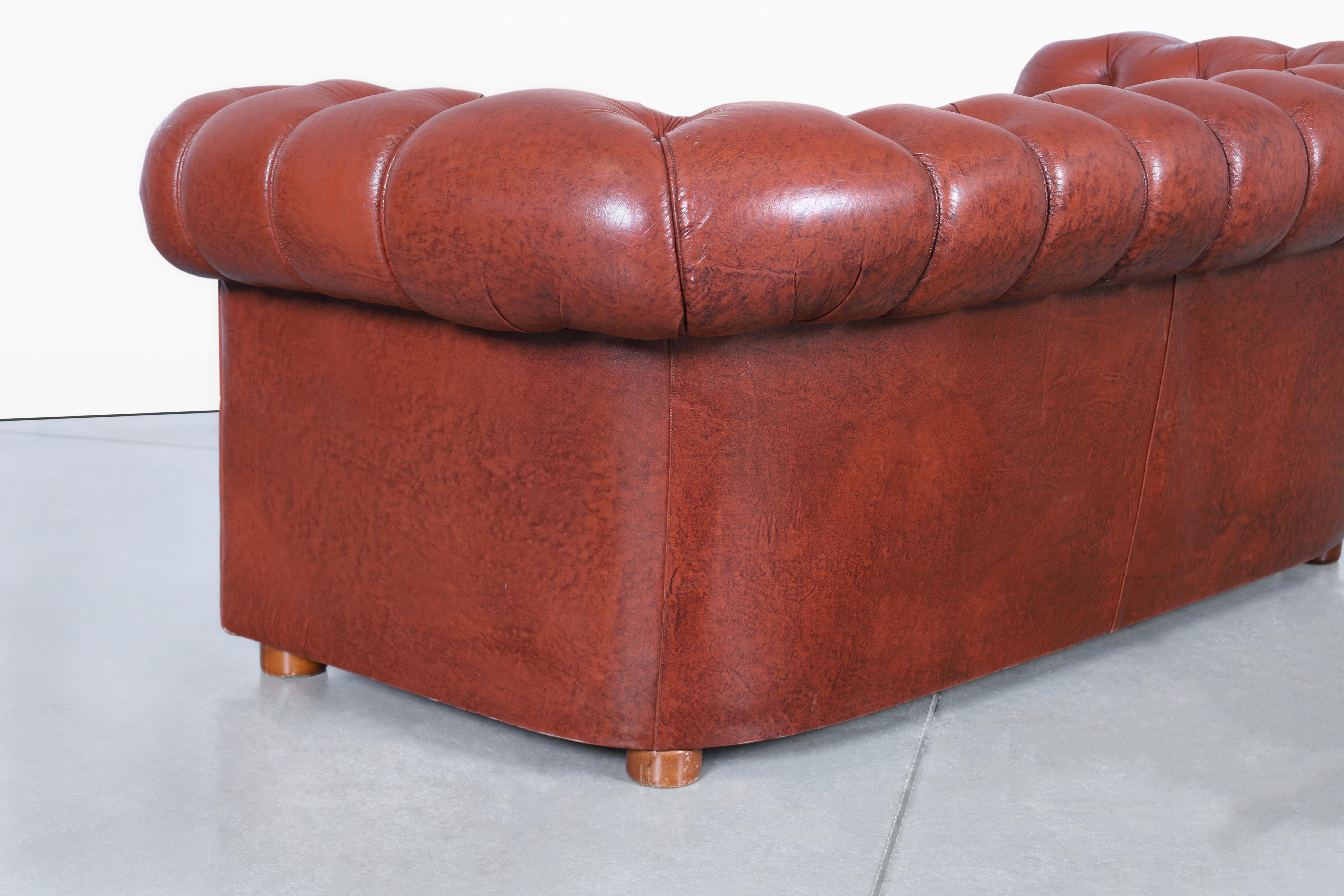 Loveseat Chesterfield Vintage de cuero en venta 2