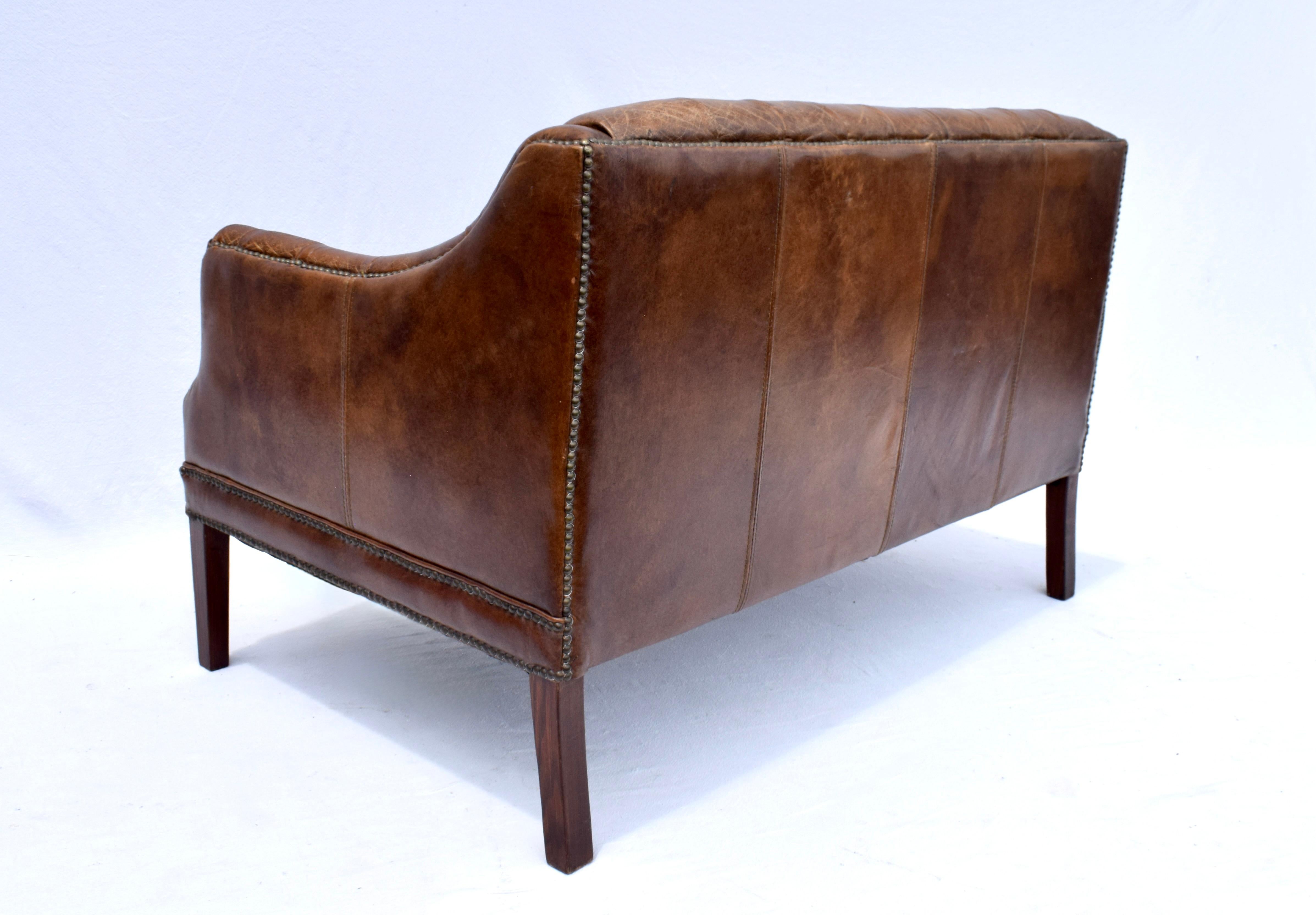 Sofá Loveseat Chesterfield Vintage de cuero en venta 3
