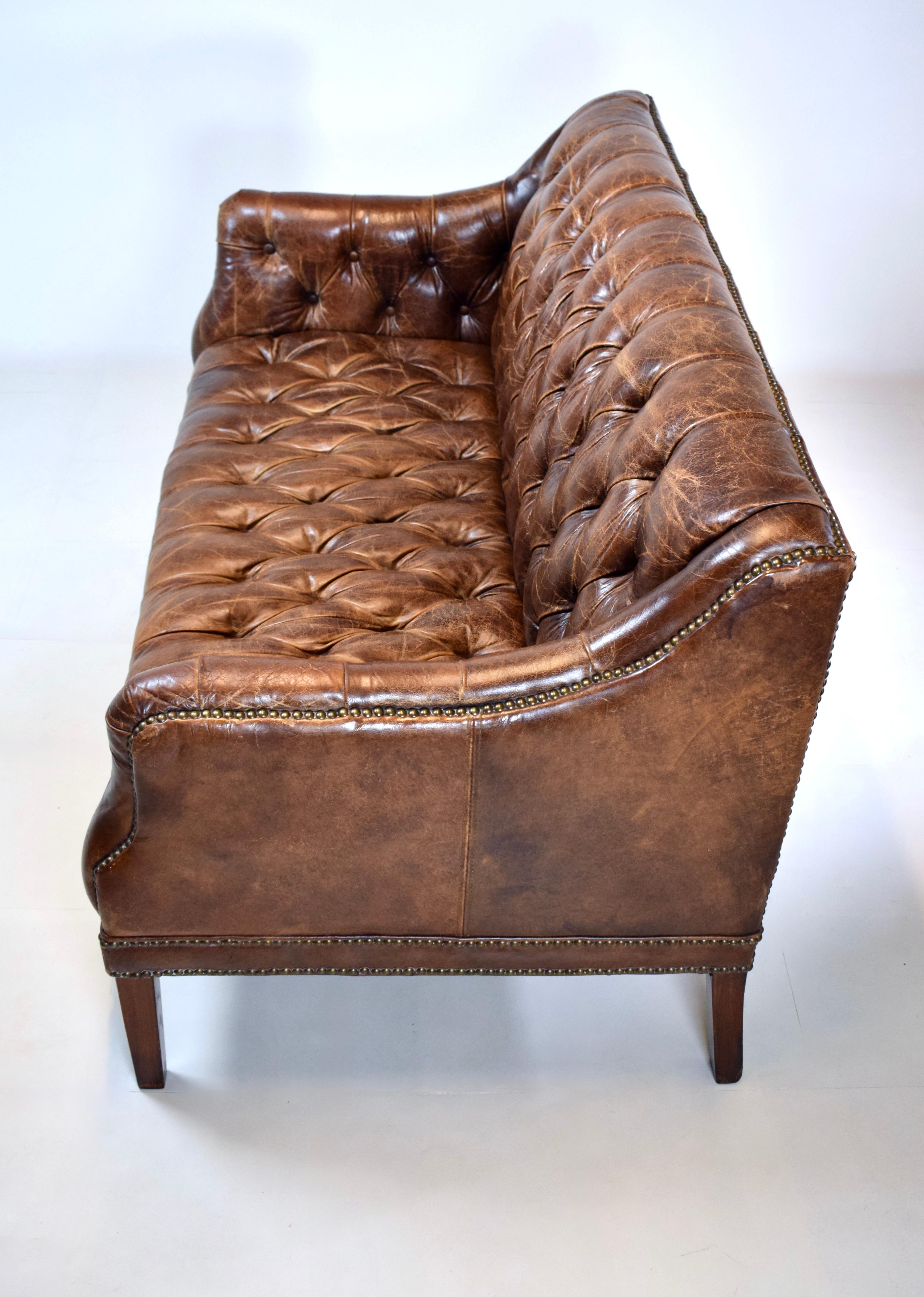 Sofá Loveseat Chesterfield Vintage de cuero en venta 3