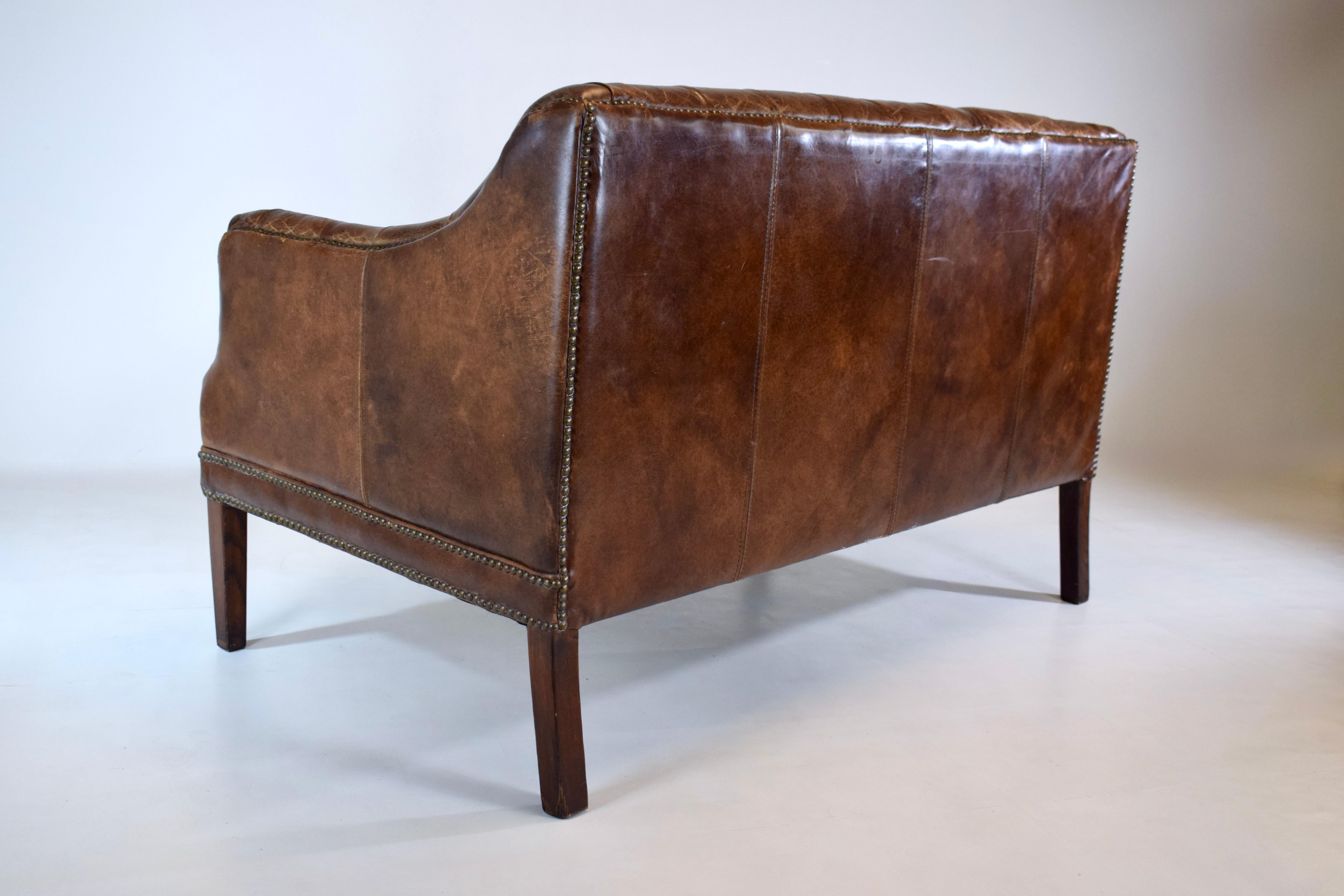 Sofá Loveseat Chesterfield Vintage de cuero en venta 4