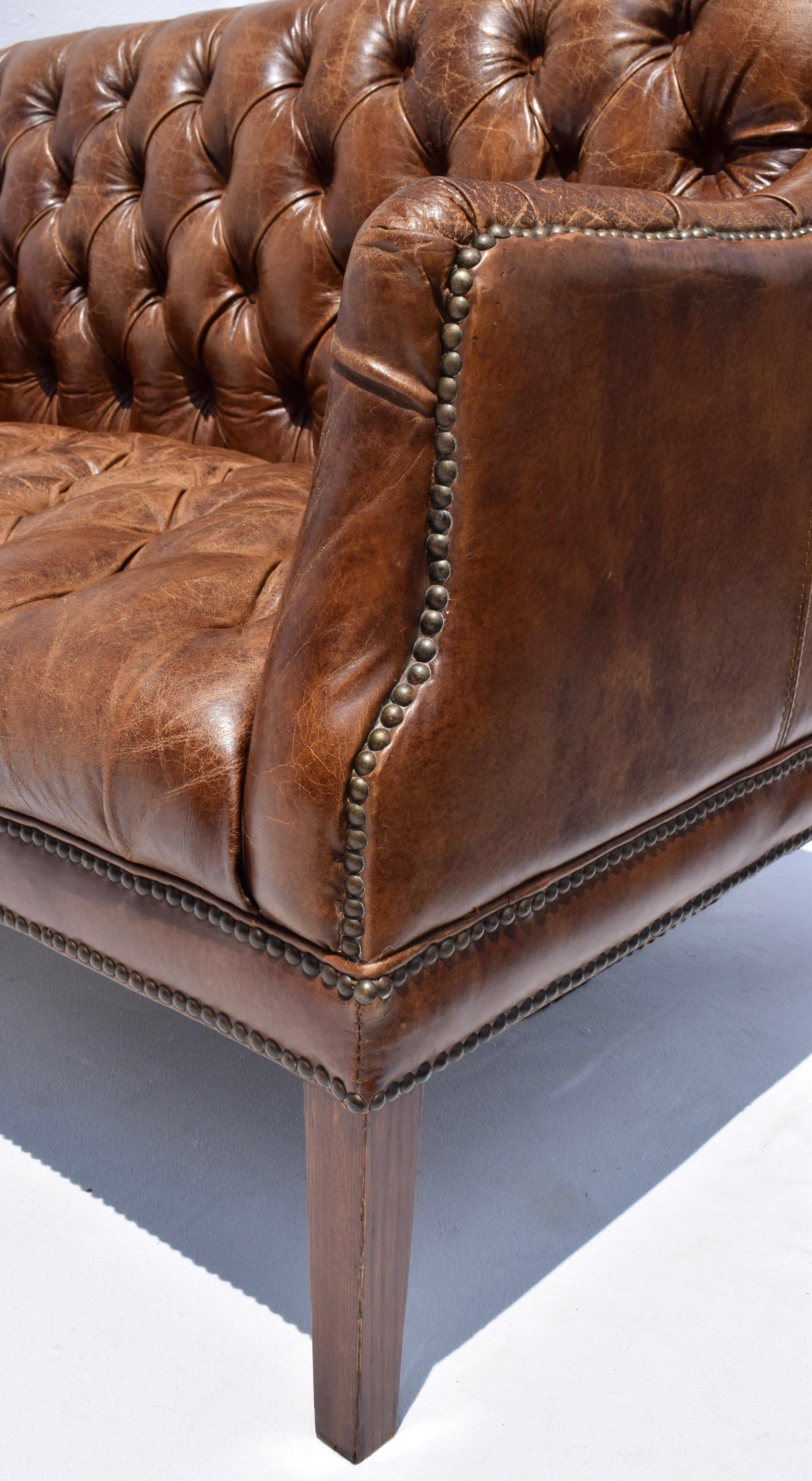 Sofá Loveseat Chesterfield Vintage de cuero en venta 5