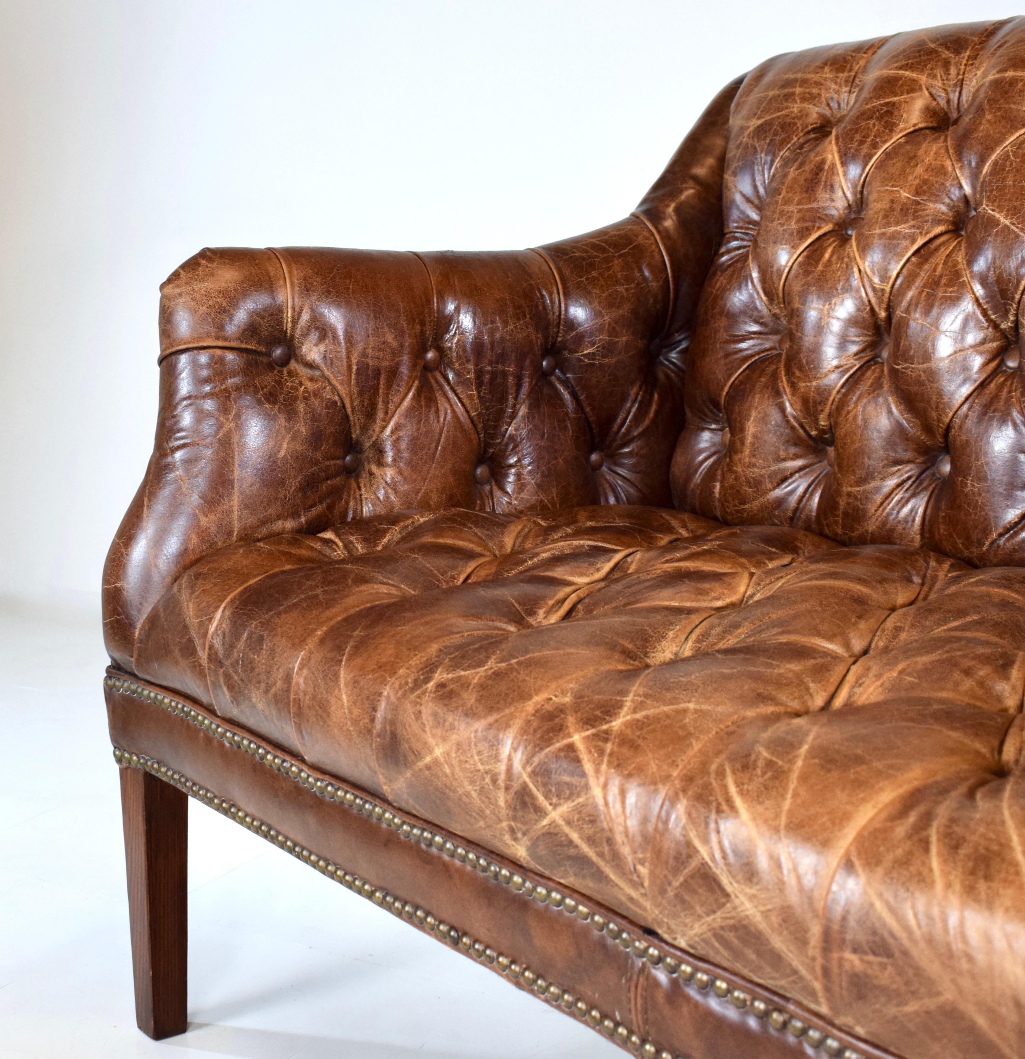 Sofá Loveseat Chesterfield Vintage de cuero en venta 5