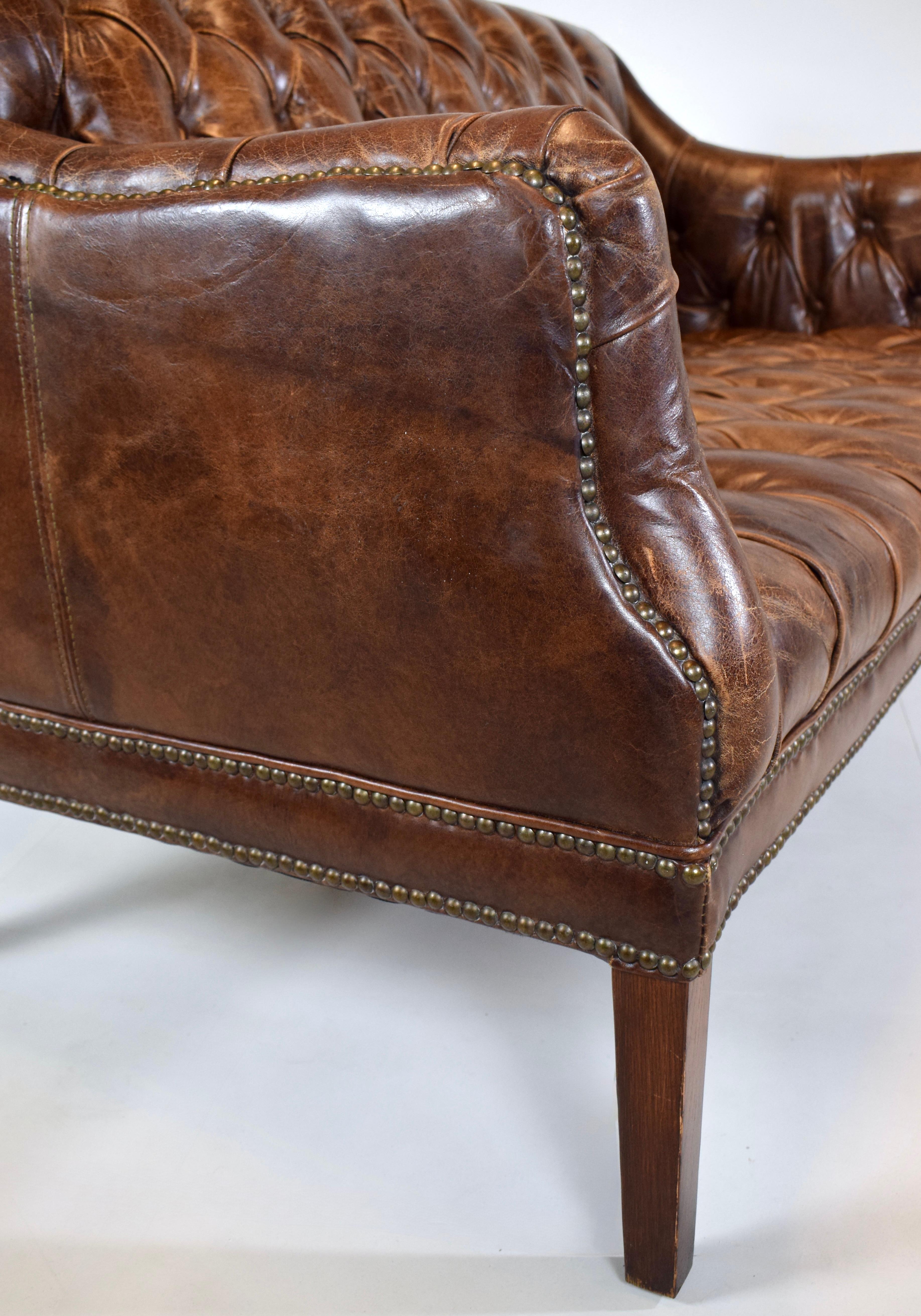 Sofá Loveseat Chesterfield Vintage de cuero en venta 6