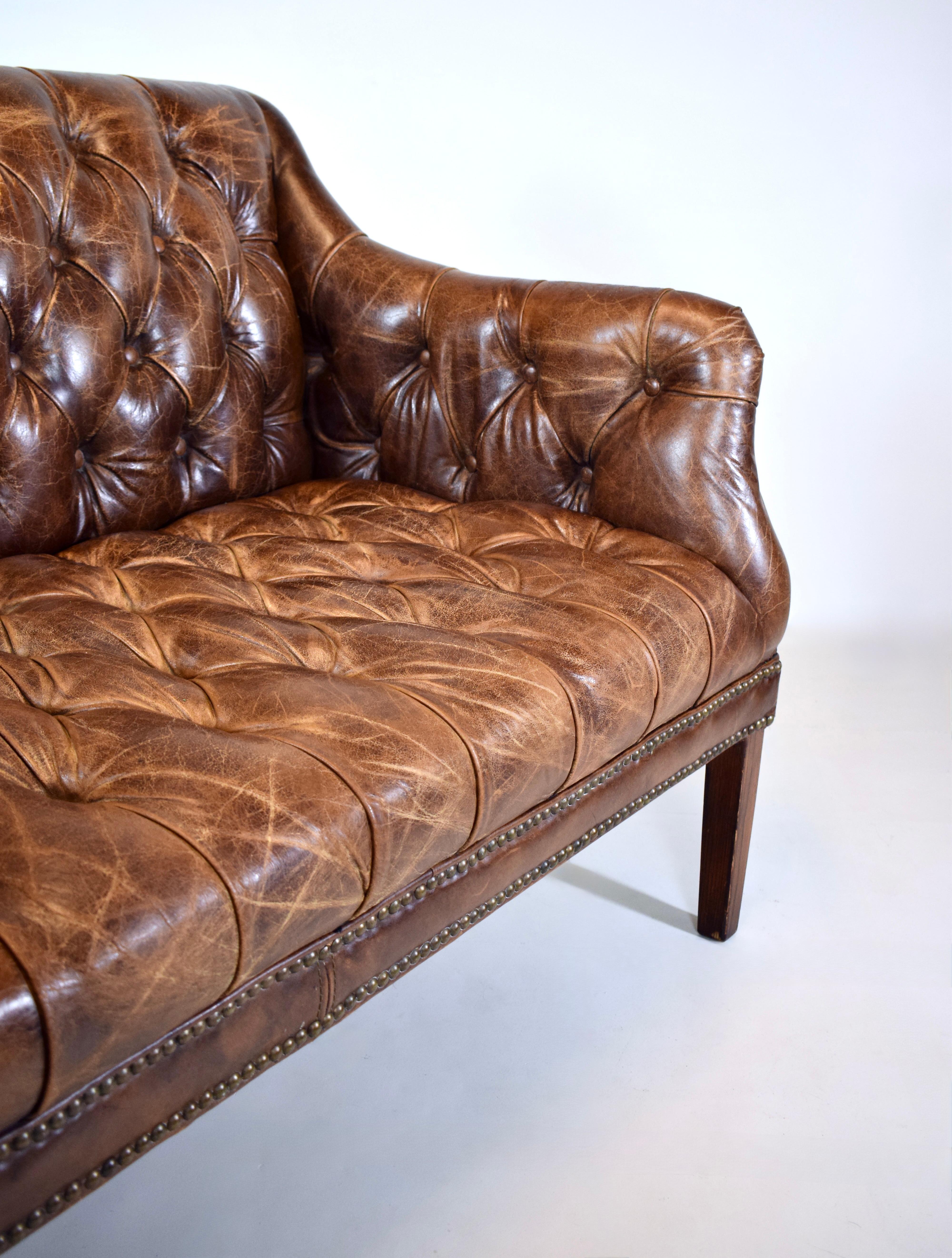 Sofá Loveseat Chesterfield Vintage de cuero en venta 7