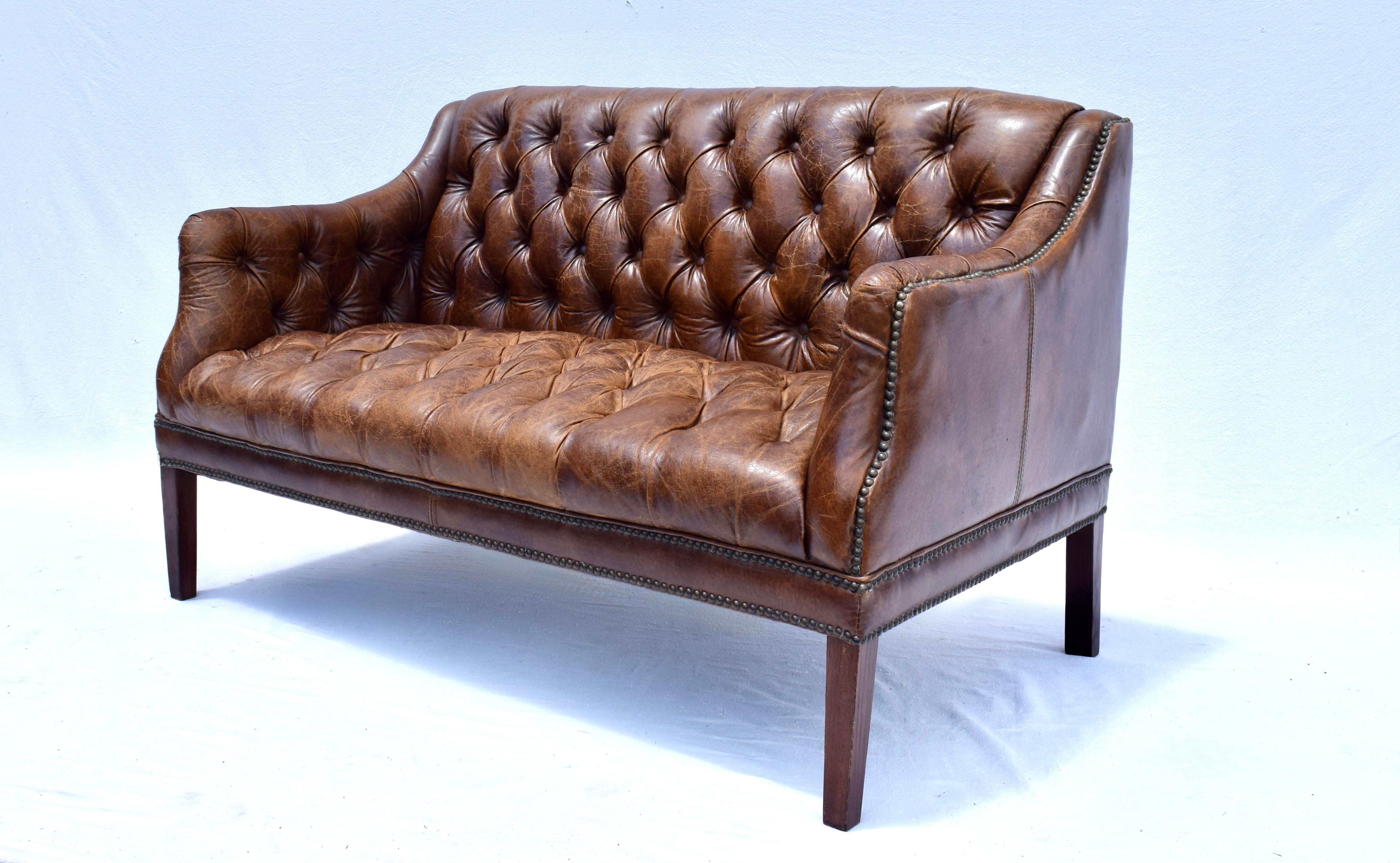Sofá Loveseat Chesterfield Vintage de cuero Europeo en venta