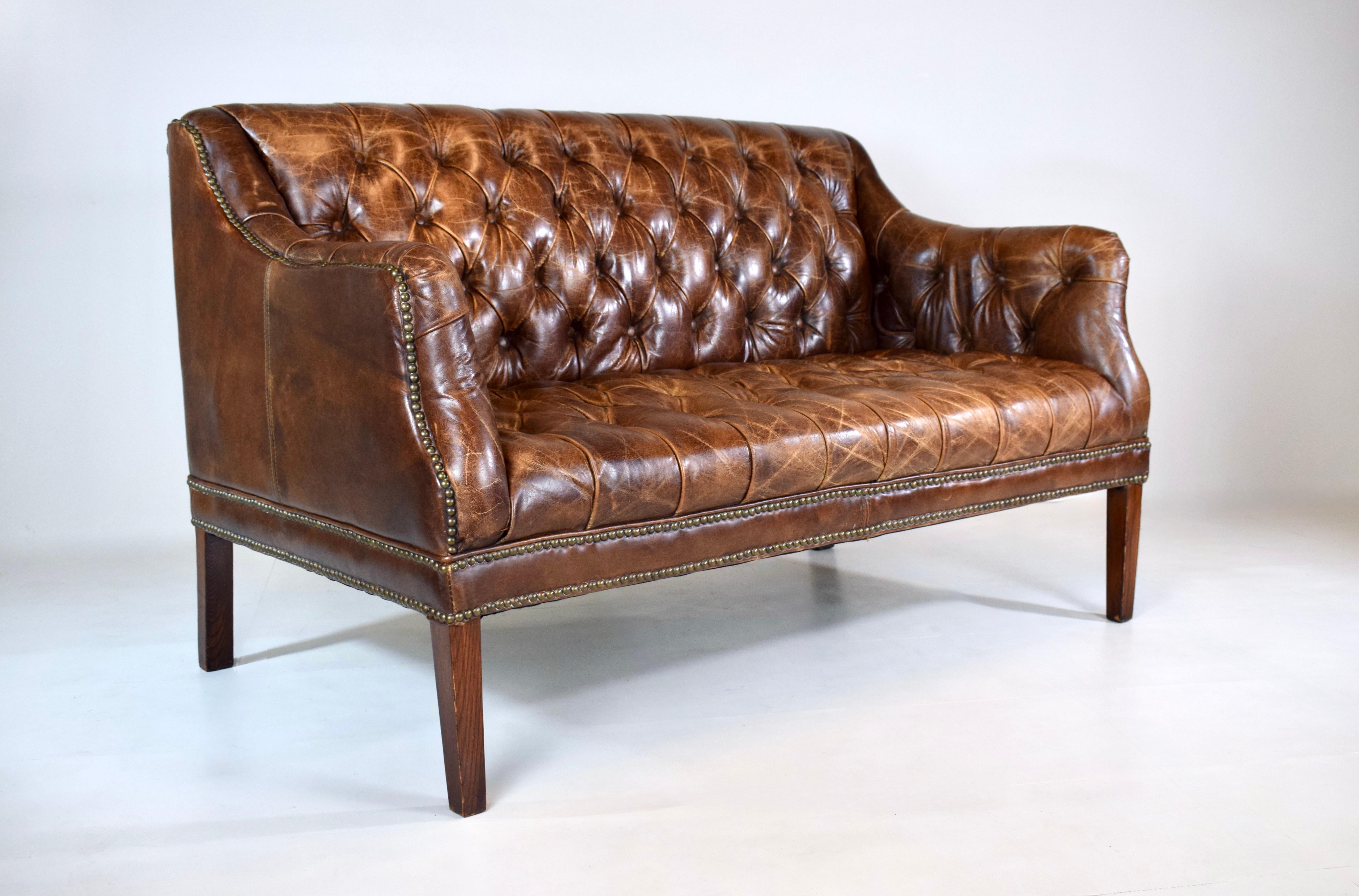 Sofá Loveseat Chesterfield Vintage de cuero Europeo en venta