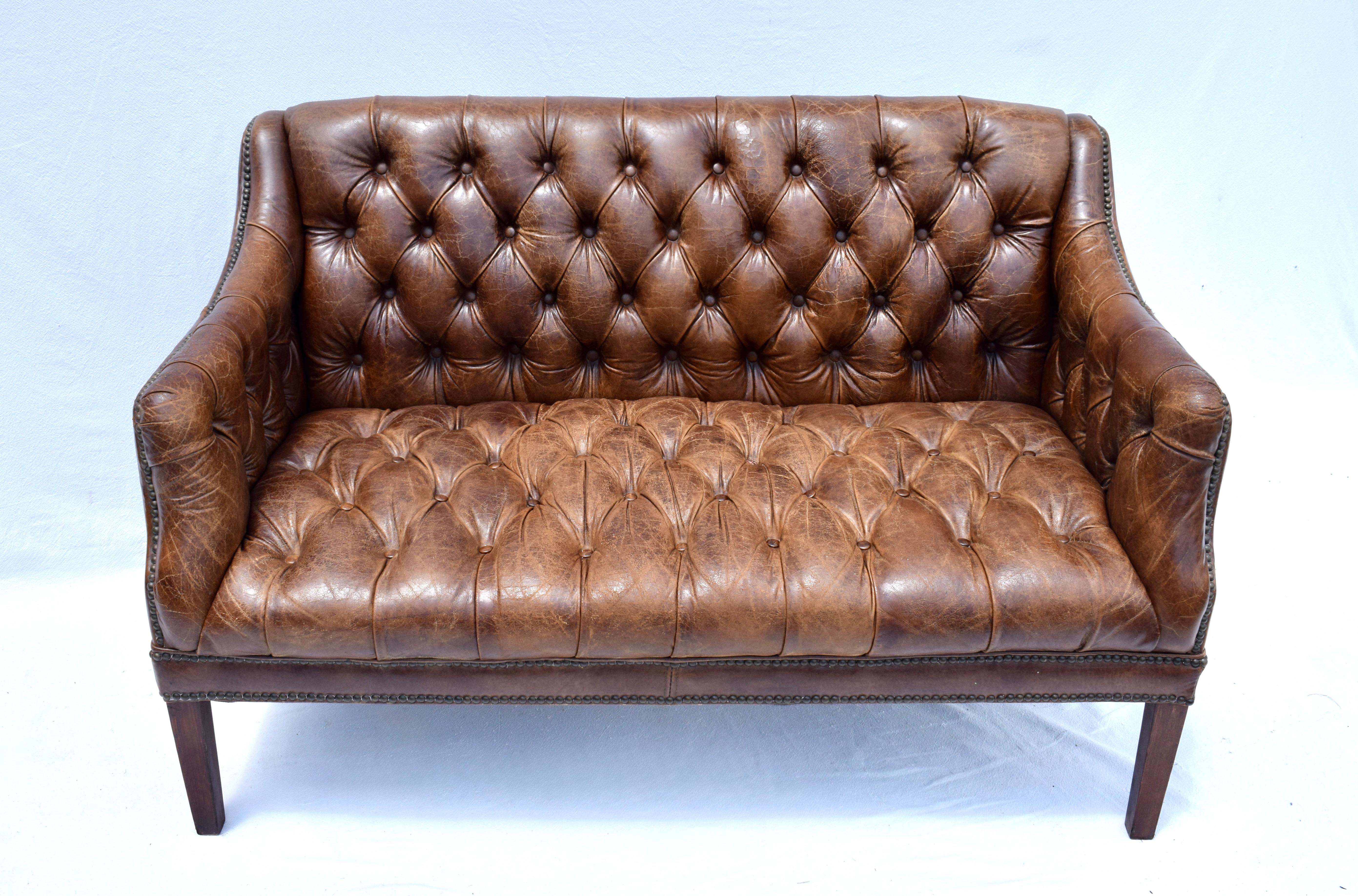 Sofá Loveseat Chesterfield Vintage de cuero Patinado en venta