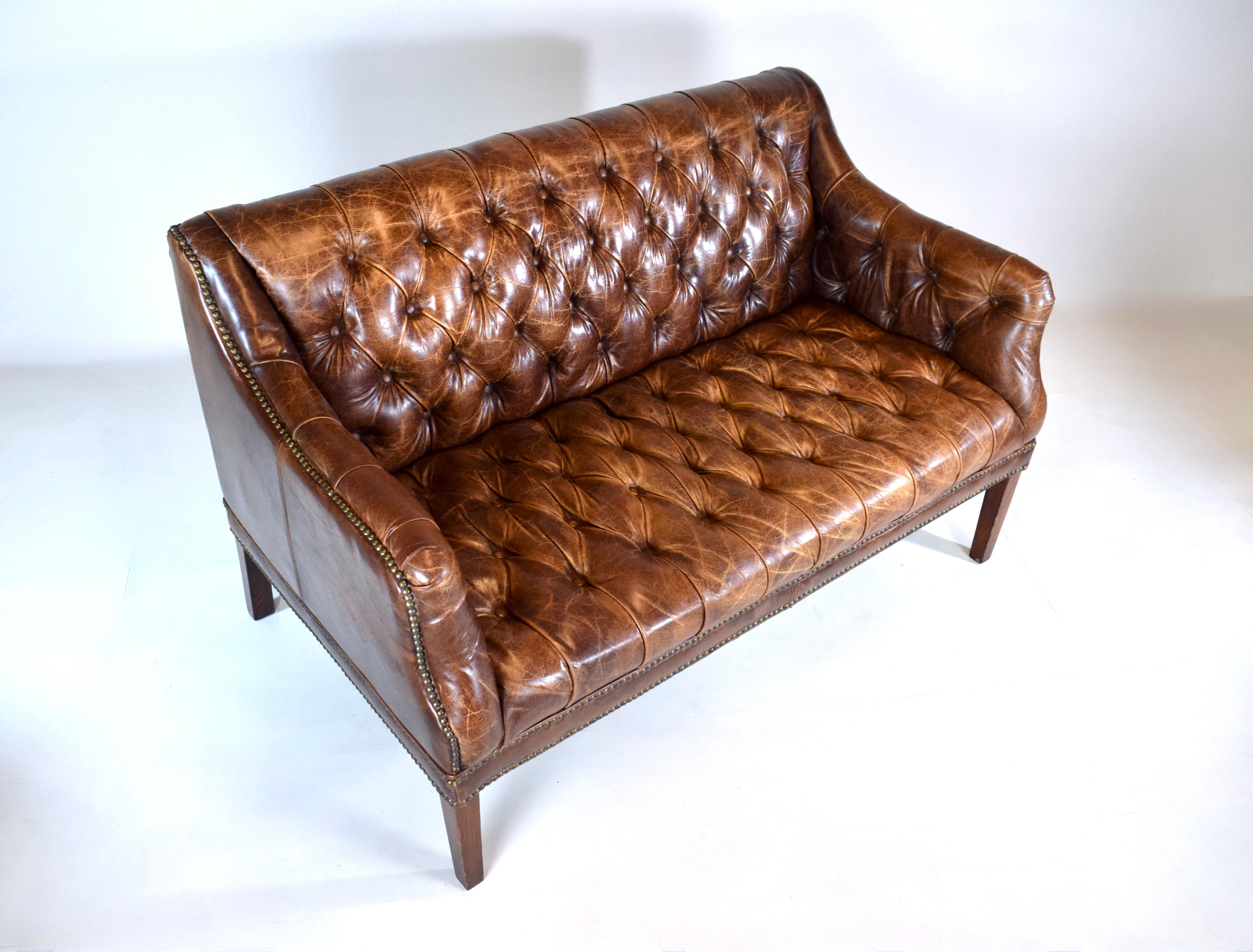Sofá Loveseat Chesterfield Vintage de cuero Patinado en venta