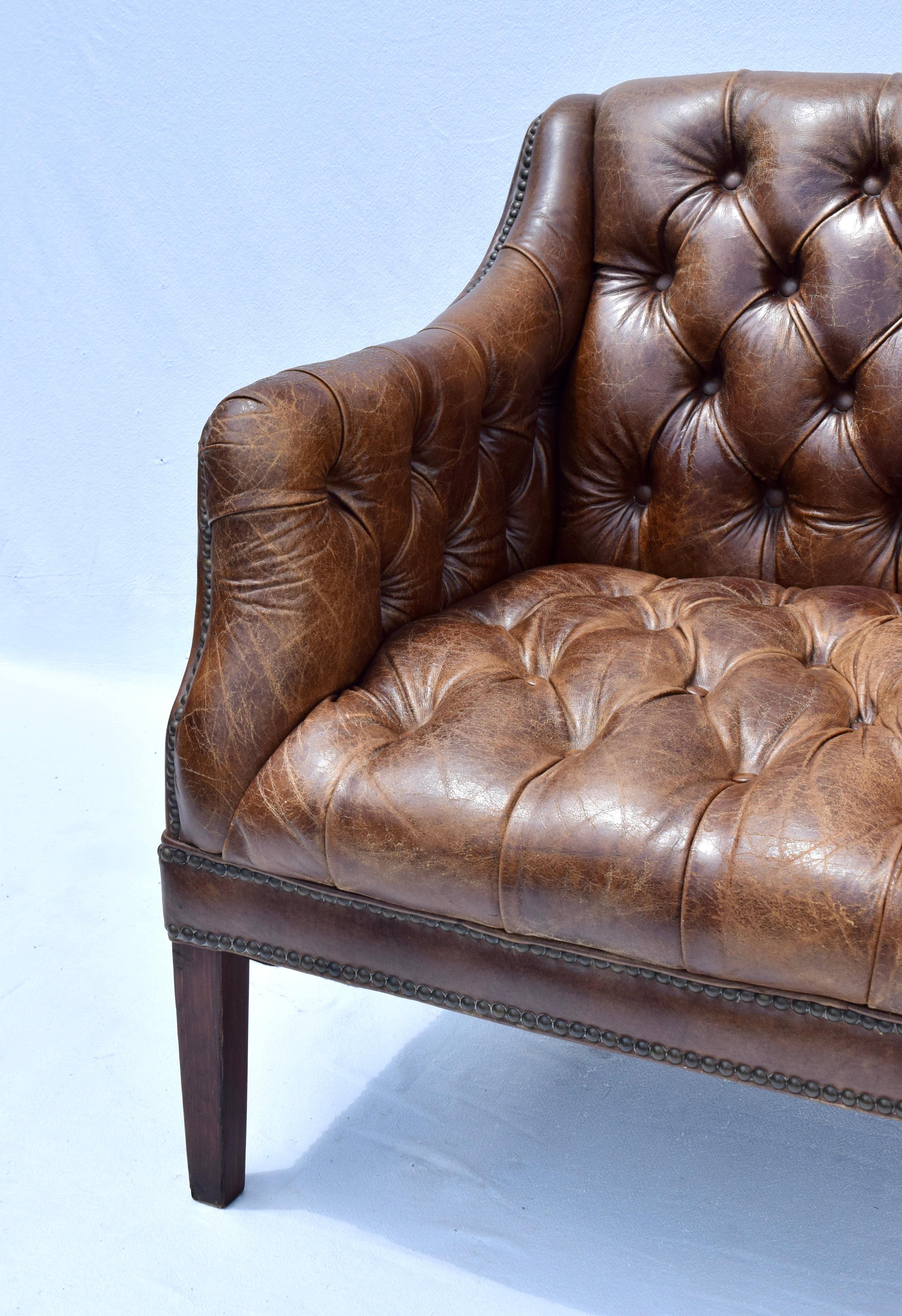 Sofá Loveseat Chesterfield Vintage de cuero en Bueno estado para la venta en Southampton, NJ