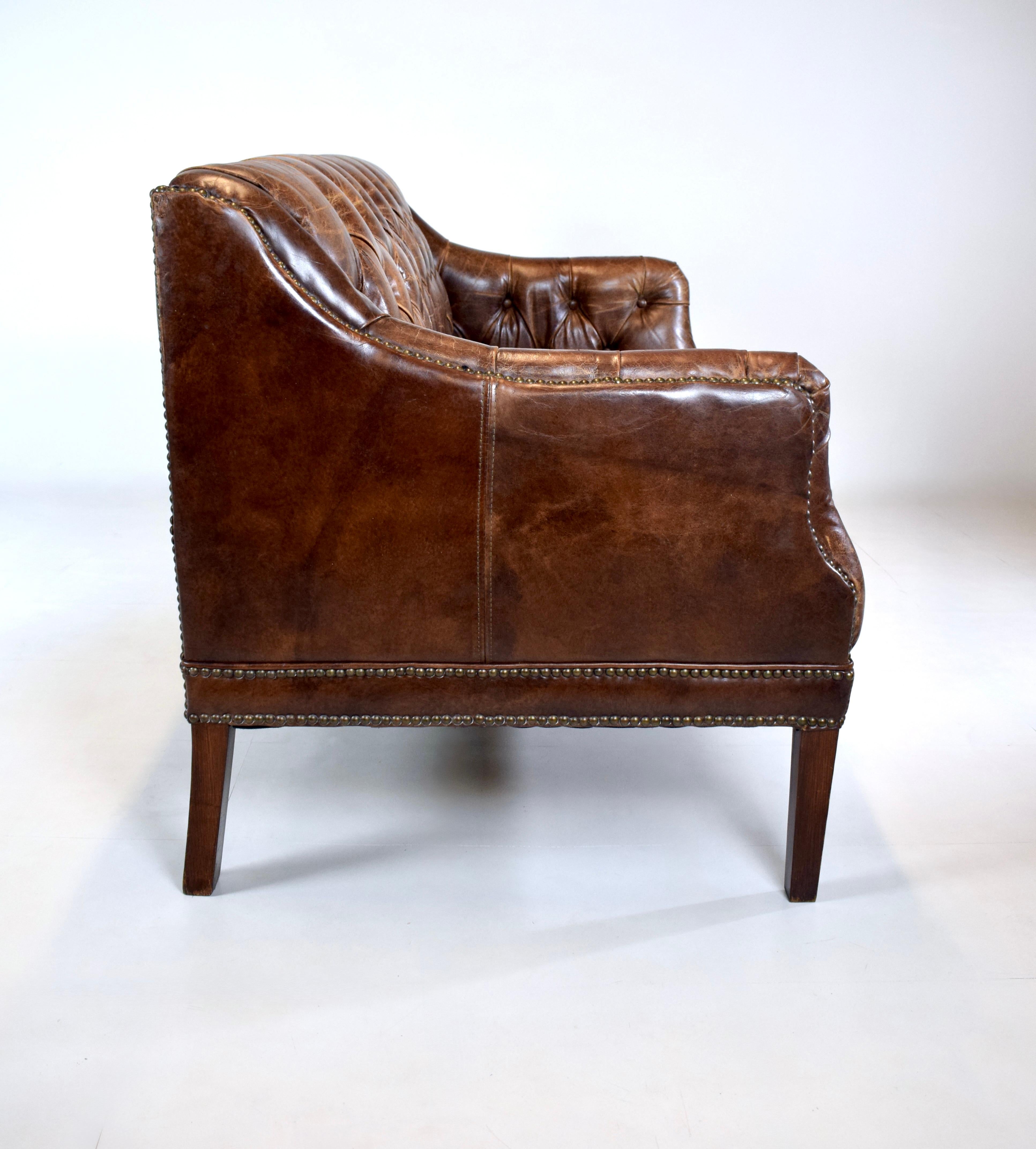 Sofá Loveseat Chesterfield Vintage de cuero en Bueno estado para la venta en Southampton, NJ