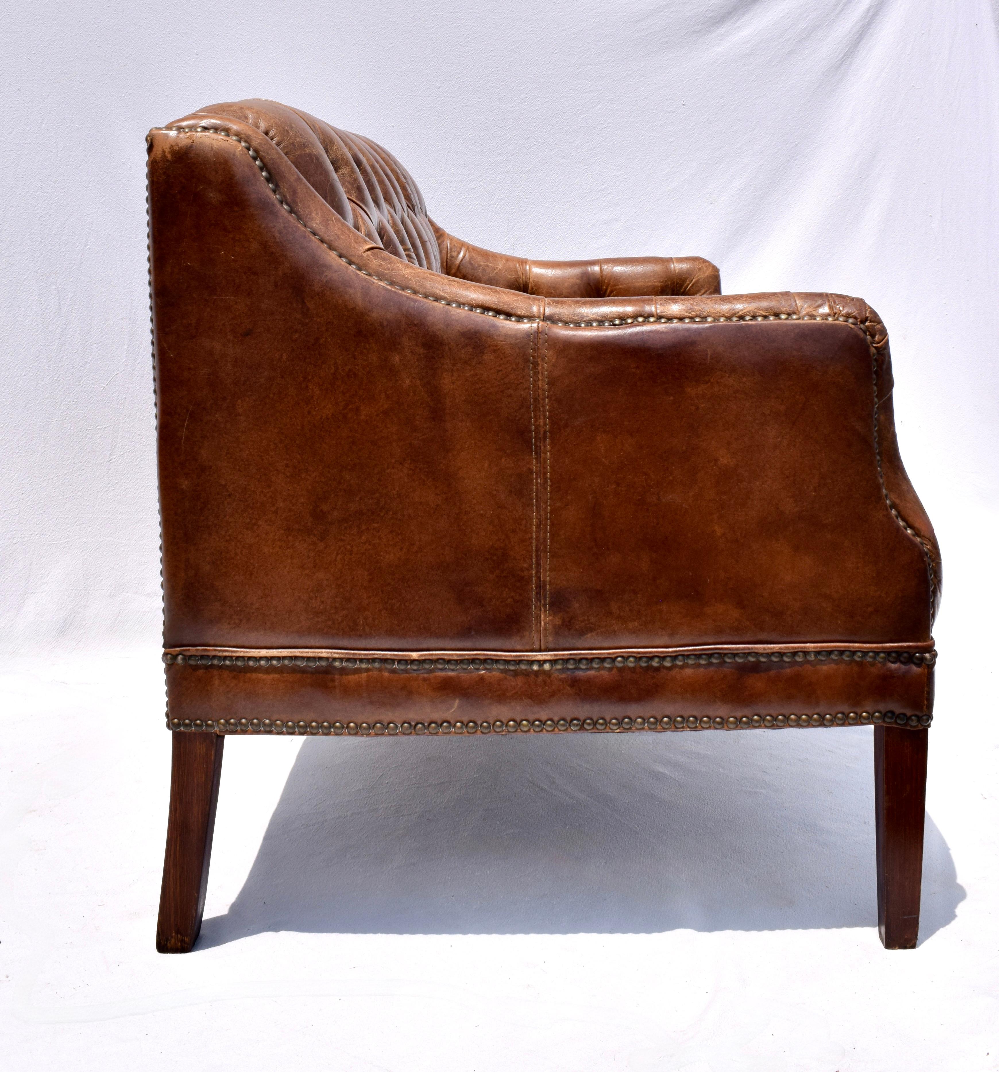 Sofá Loveseat Chesterfield Vintage de cuero mediados del siglo XX en venta