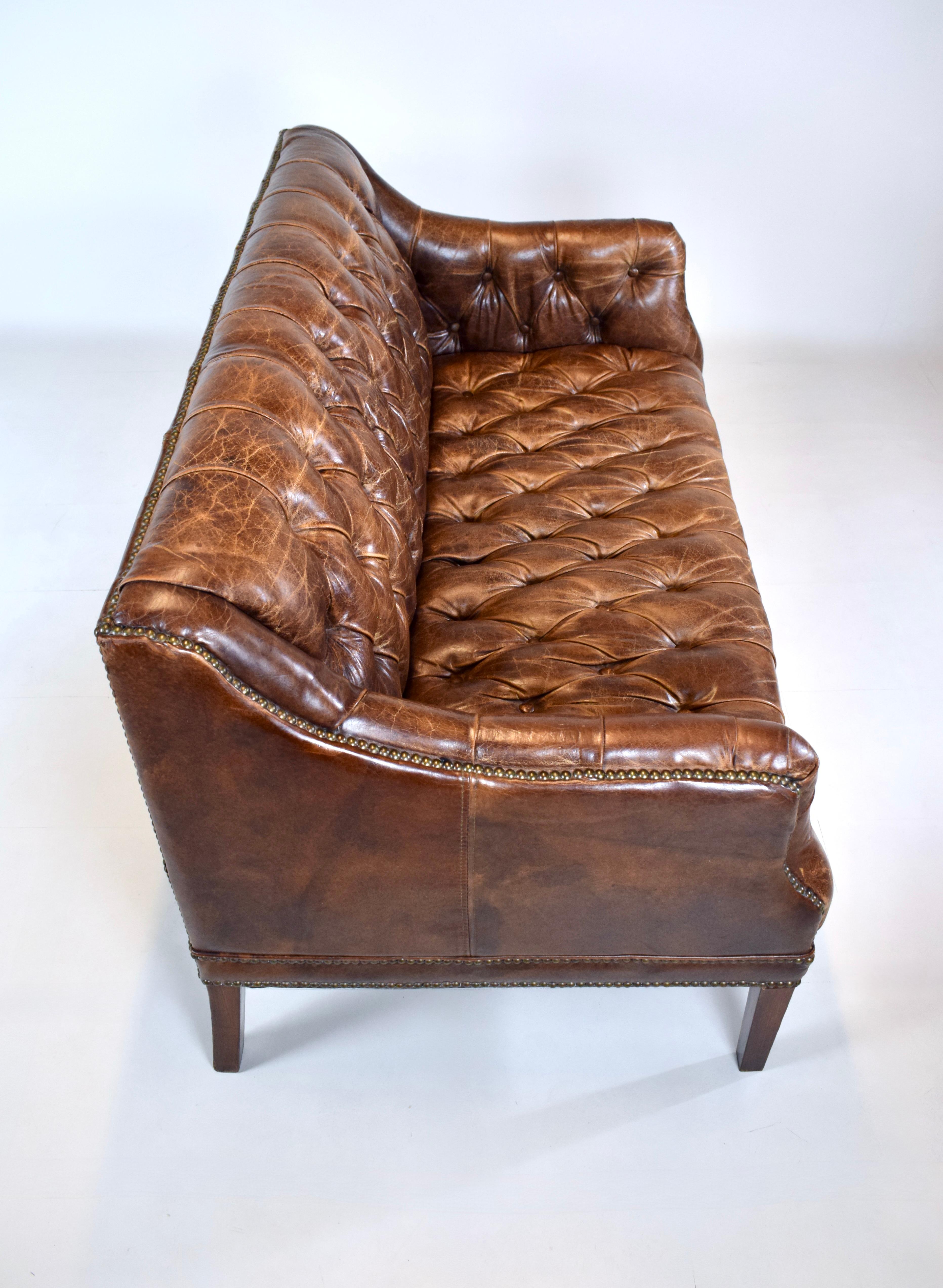 Sofá Loveseat Chesterfield Vintage de cuero mediados del siglo XX en venta
