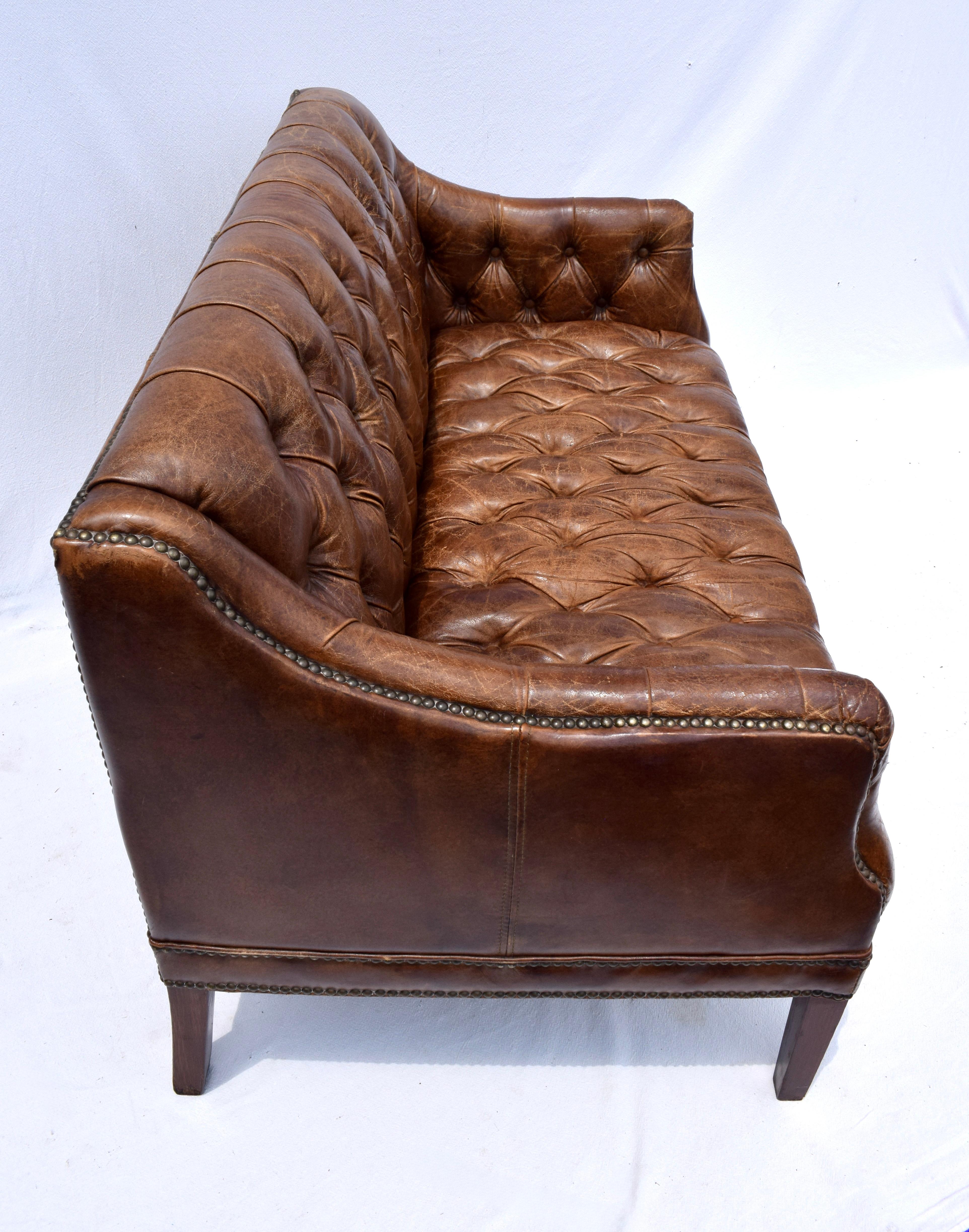Sofá Loveseat Chesterfield Vintage de cuero Latón en venta