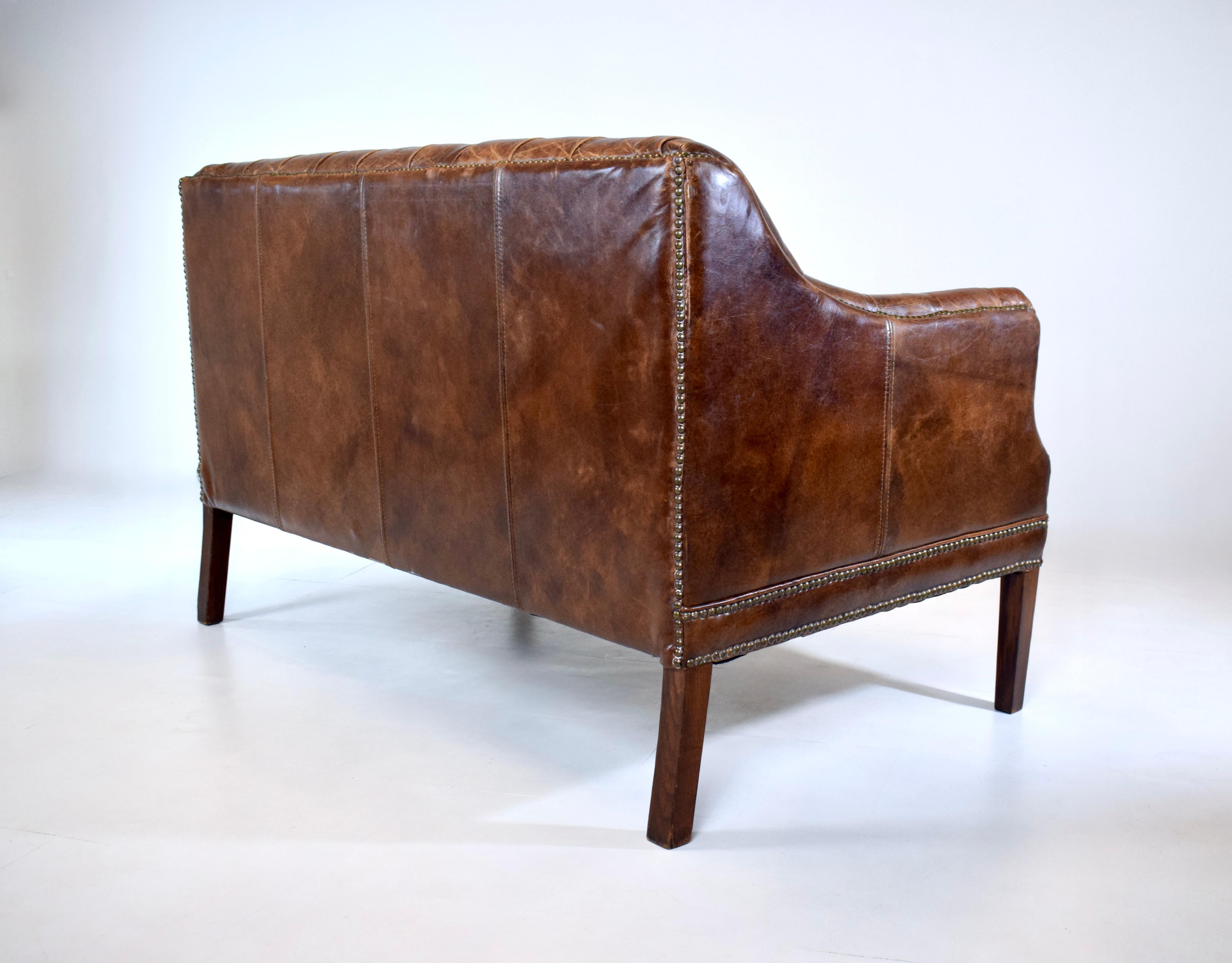 Sofá Loveseat Chesterfield Vintage de cuero Latón en venta