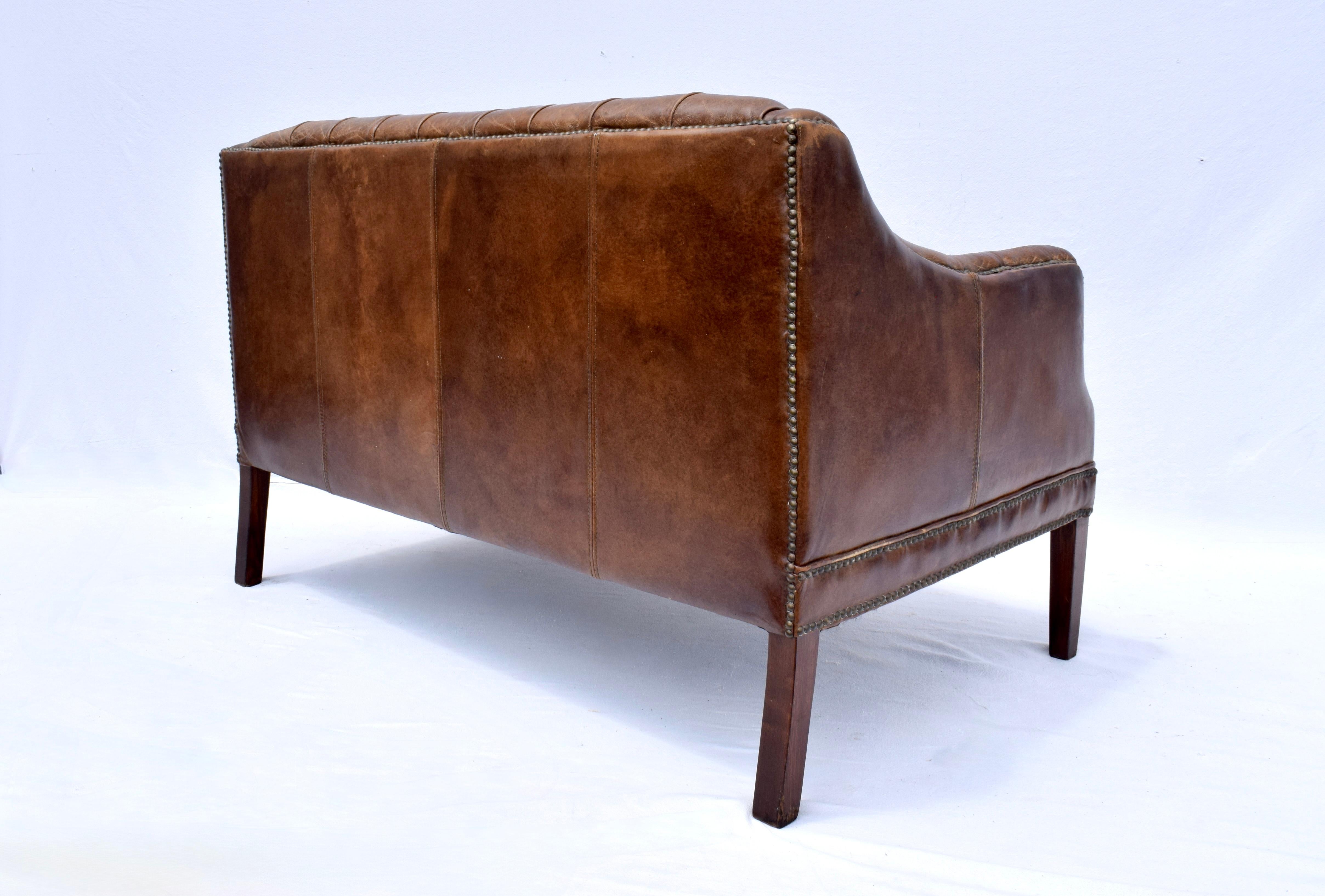 Sofá Loveseat Chesterfield Vintage de cuero en venta 1