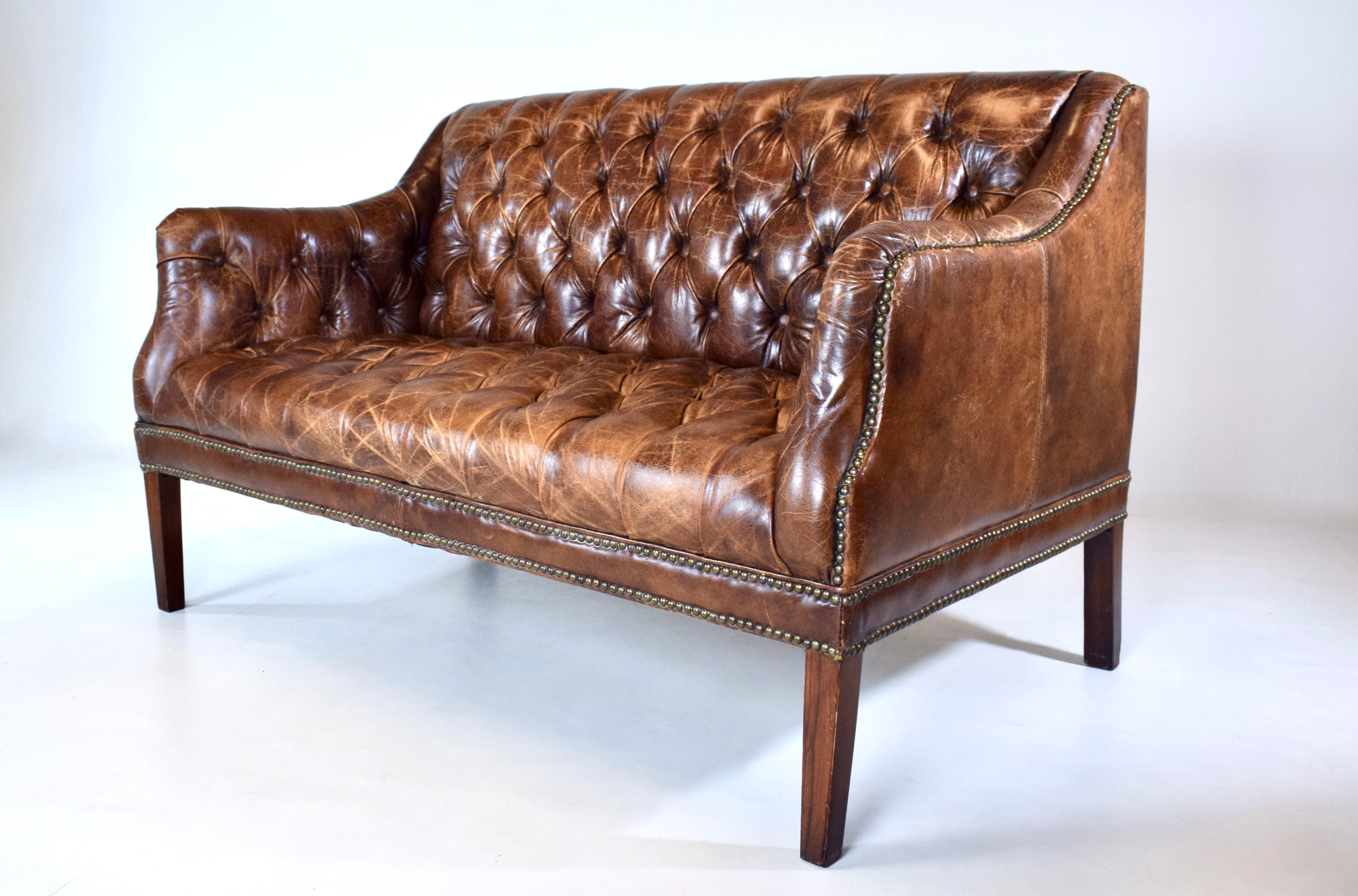 Sofá Loveseat Chesterfield Vintage de cuero en venta 1