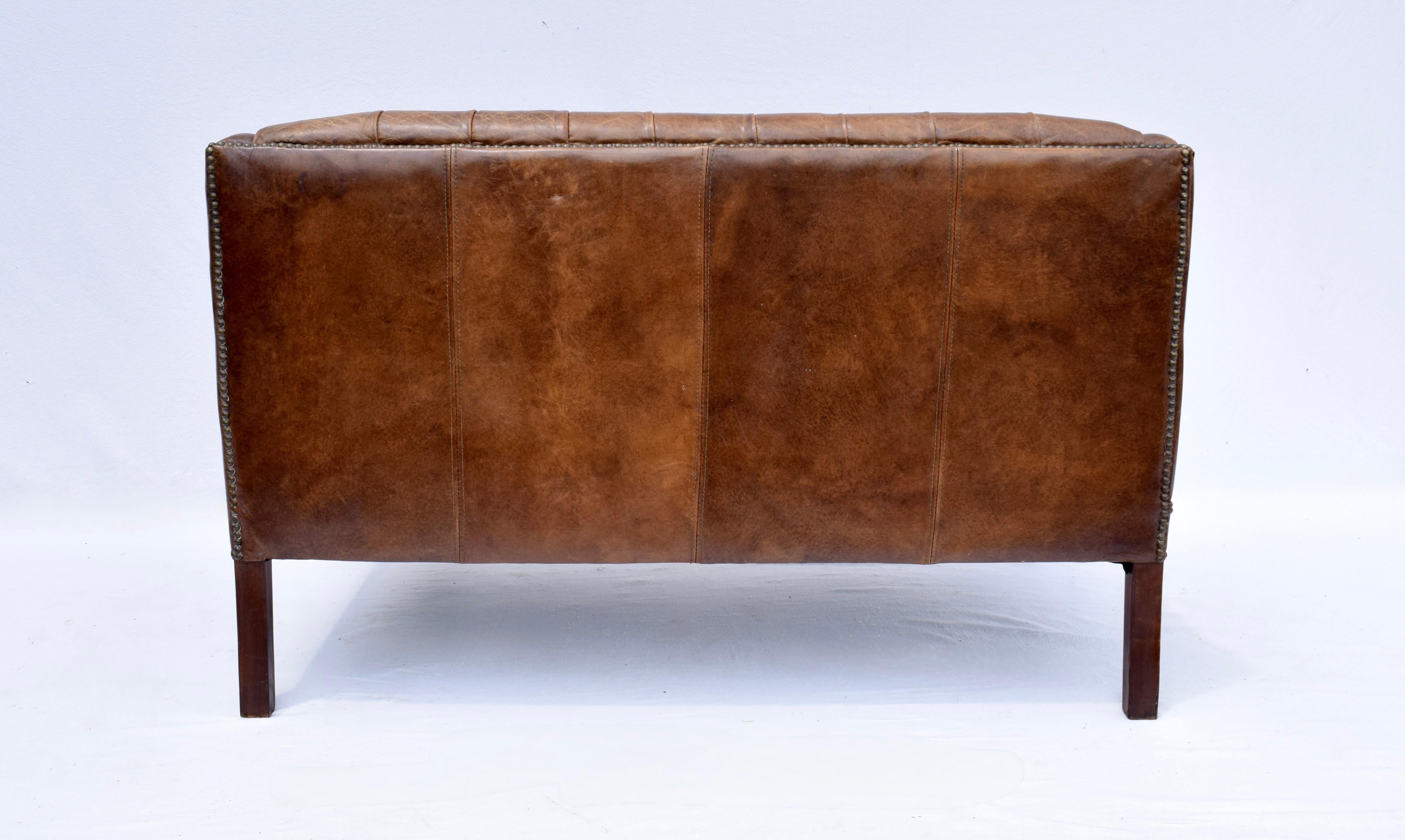 Sofá Loveseat Chesterfield Vintage de cuero en venta 2