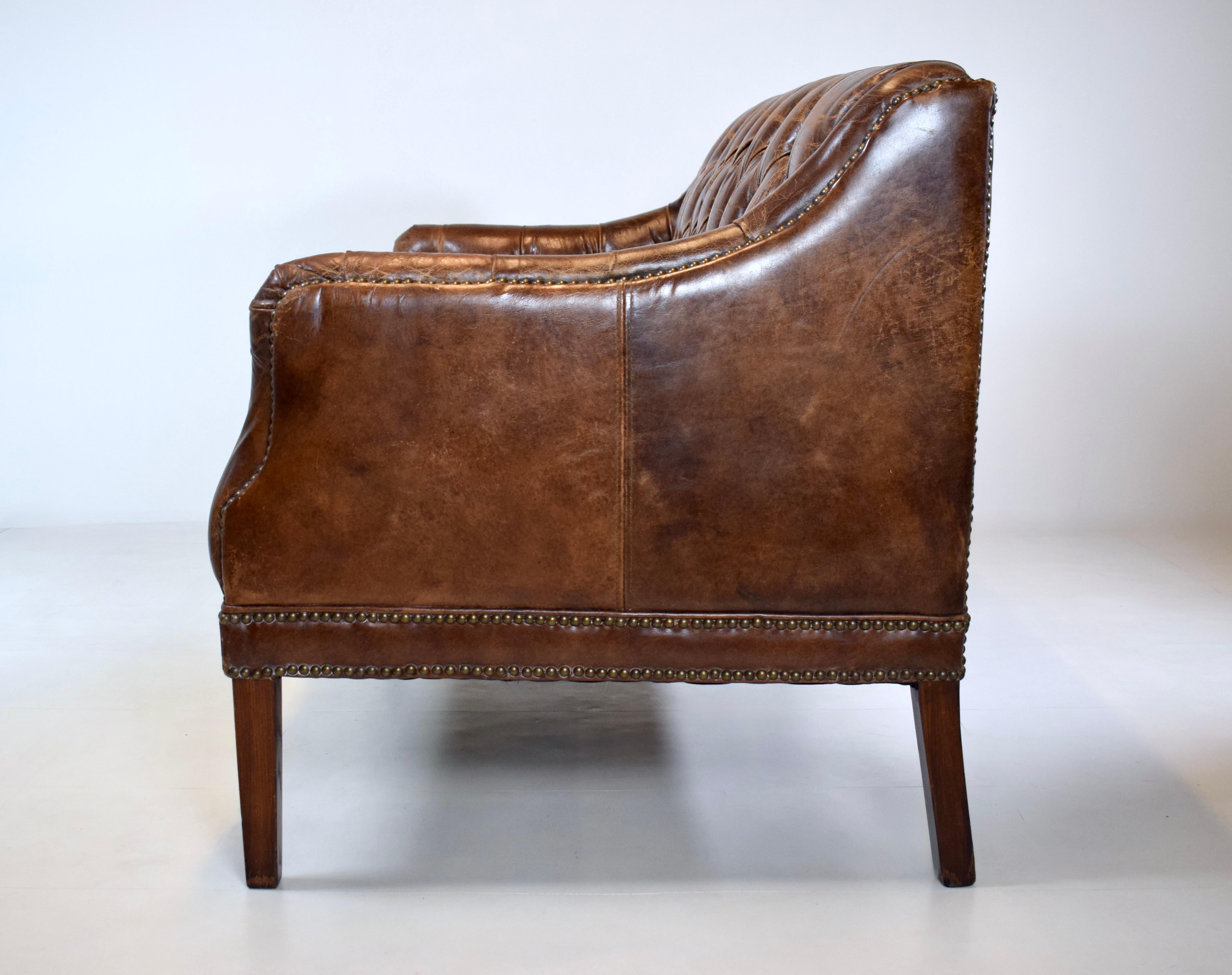 Sofá Loveseat Chesterfield Vintage de cuero en venta 2