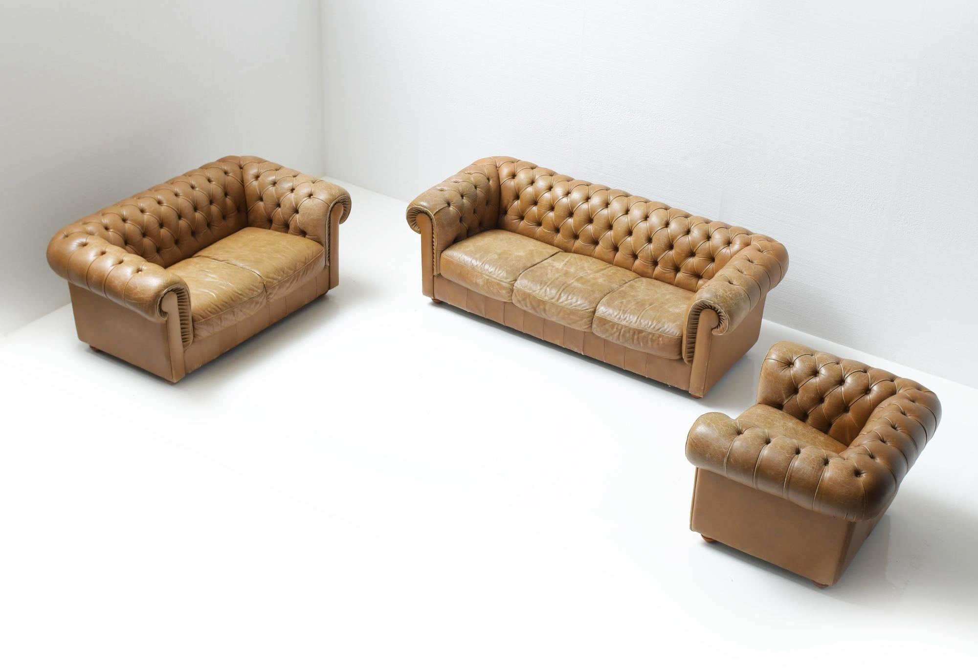 Stunning matching Chesterfield by Natuzzi Italy.
First onwer - 1991

Great vintage condition.