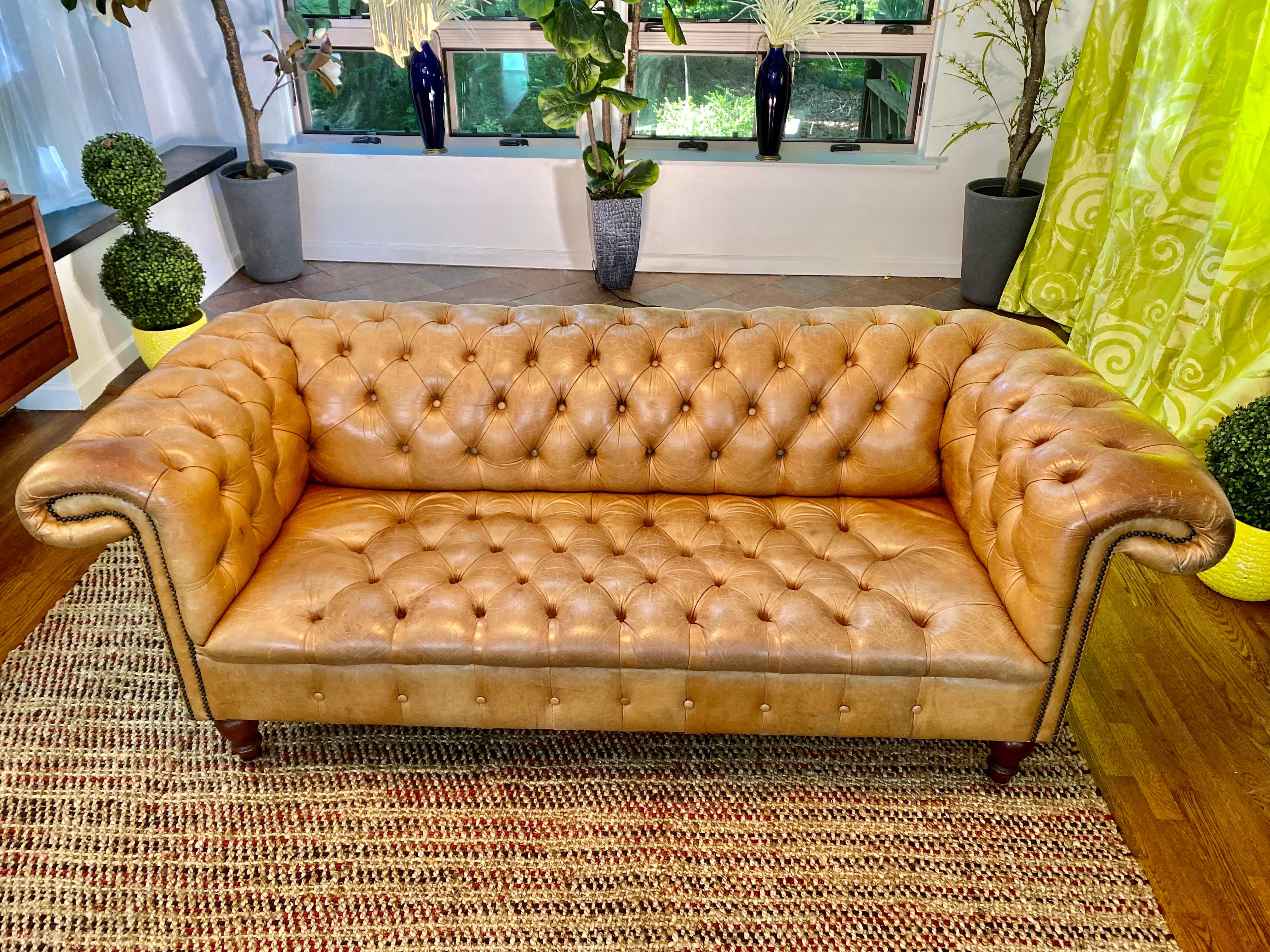 Mid-Century Modern Canapé Chesterfield en cuir vintage en vente