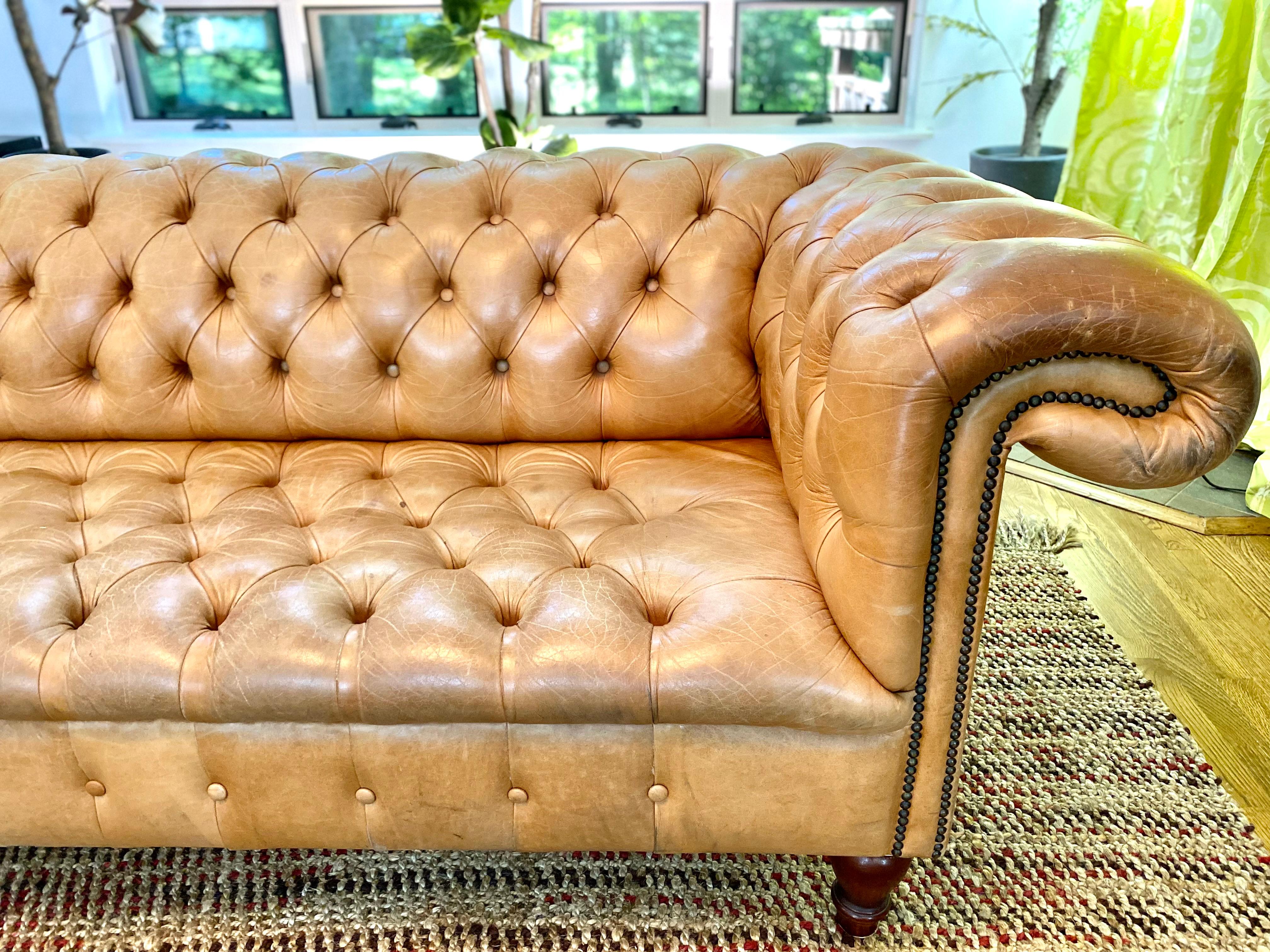 Vintage Leather Chesterfield Sofa In Good Condition For Sale In Brooklyn, NY