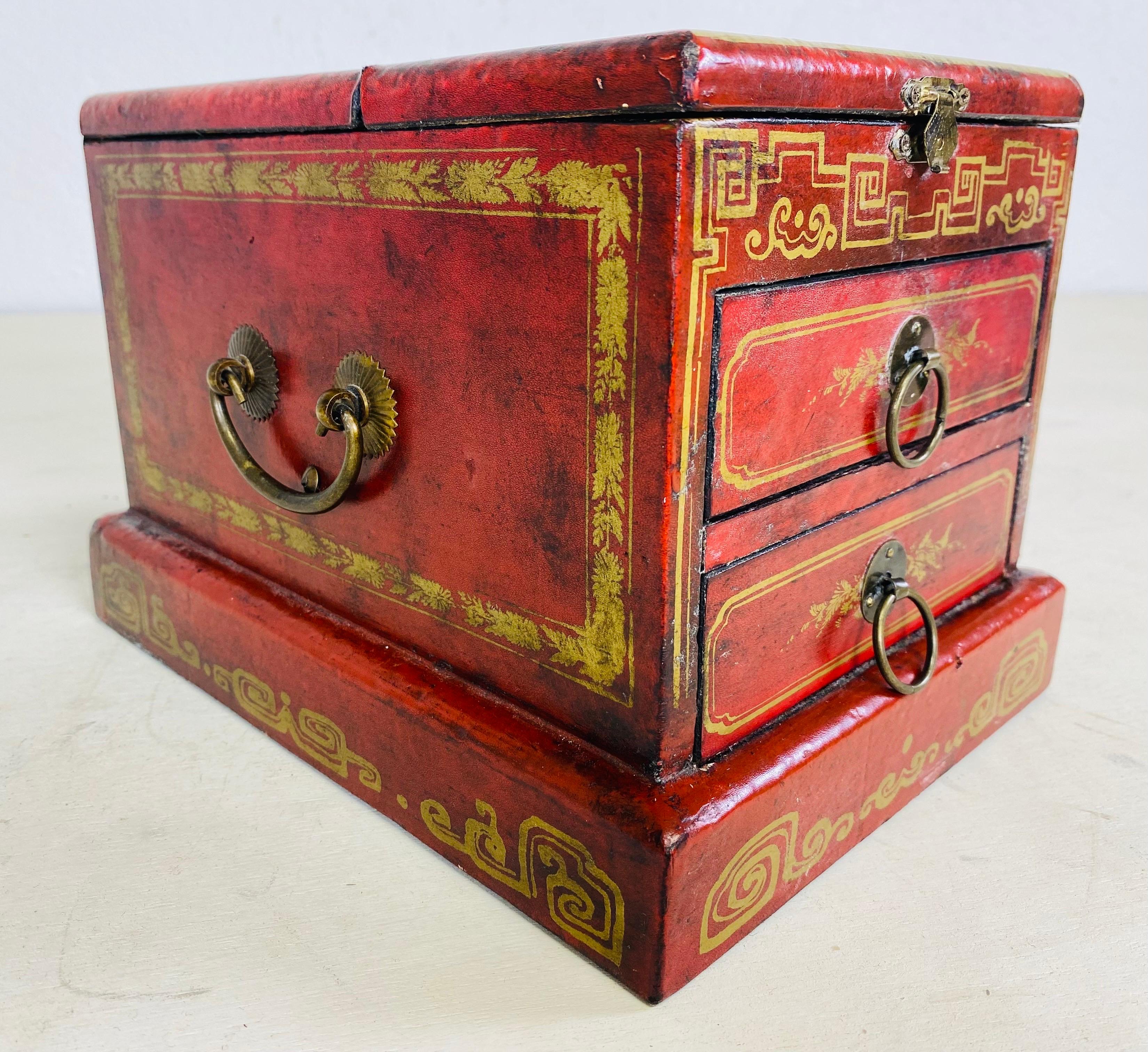 Vintage leather clad hand painted Chinese dresser box. For Sale 3