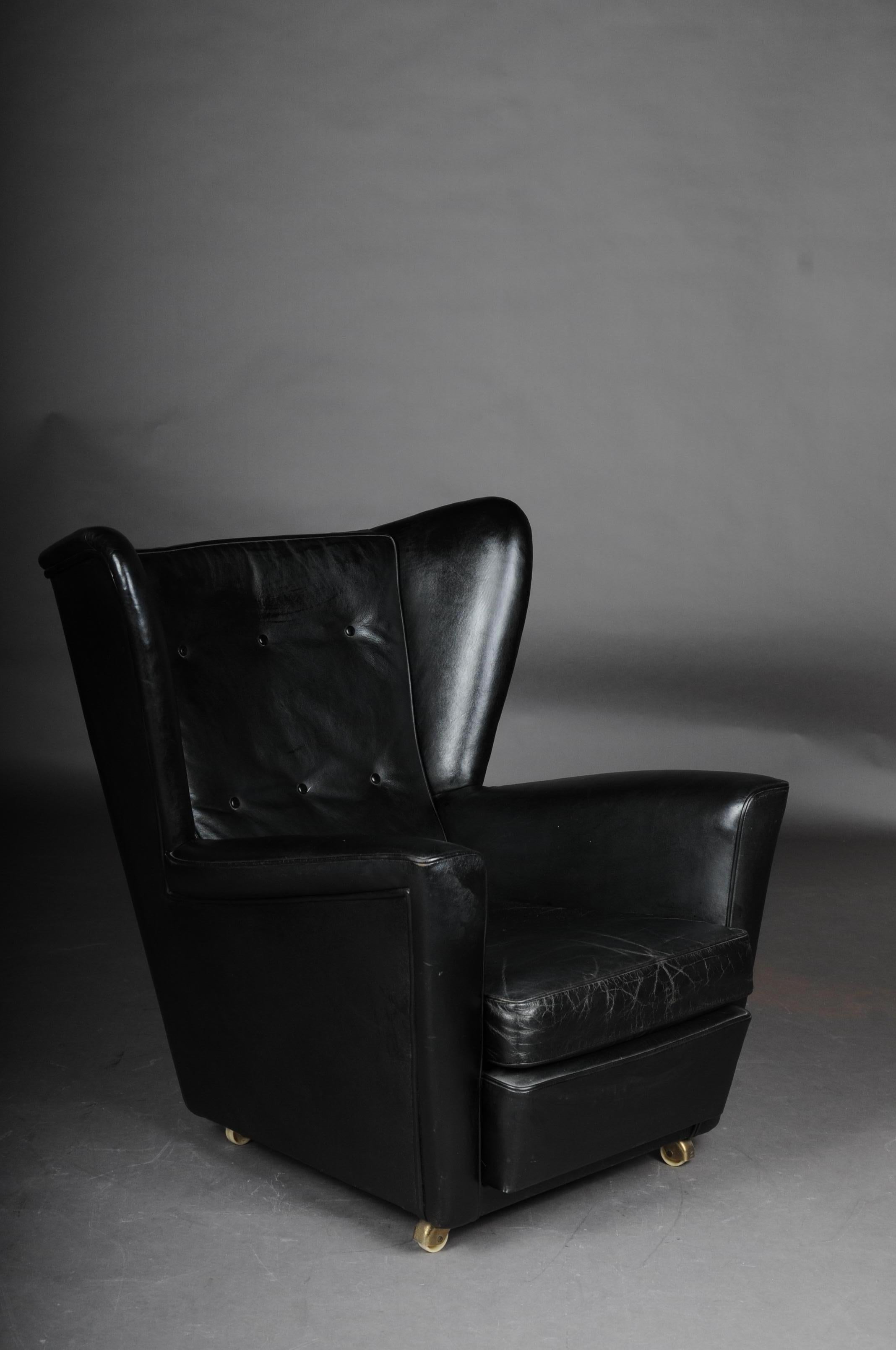 Vintage club armchair, upholstered 1960s-1970s leather

Labeled from London. Full leather covered upholstered chair, vintage 1960s-1970s. The upholstered chair, which convinces with its simple elegance, is an eye-catcher in every interior. An