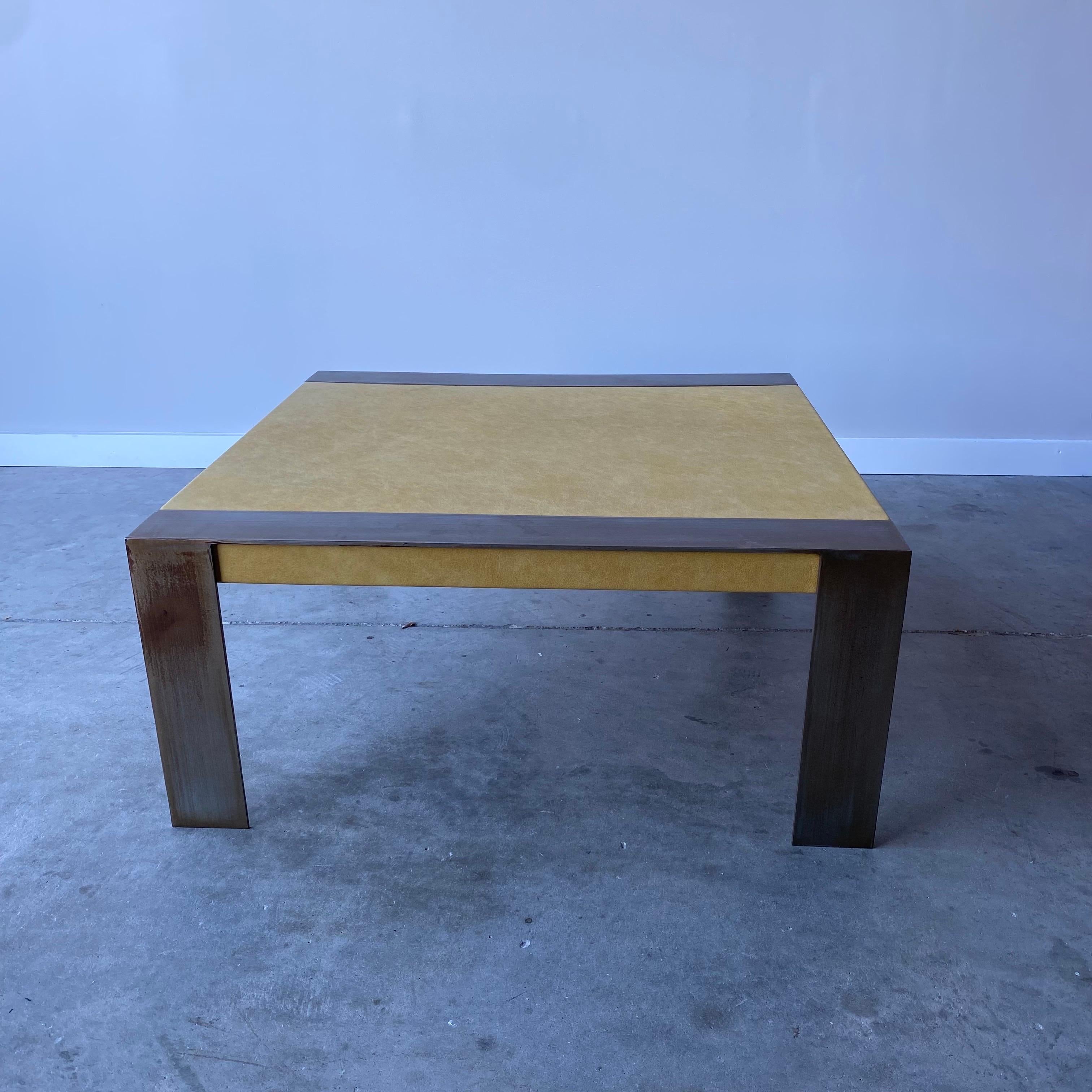 Mid-Century Modern Table basse en cuir vintage en vente