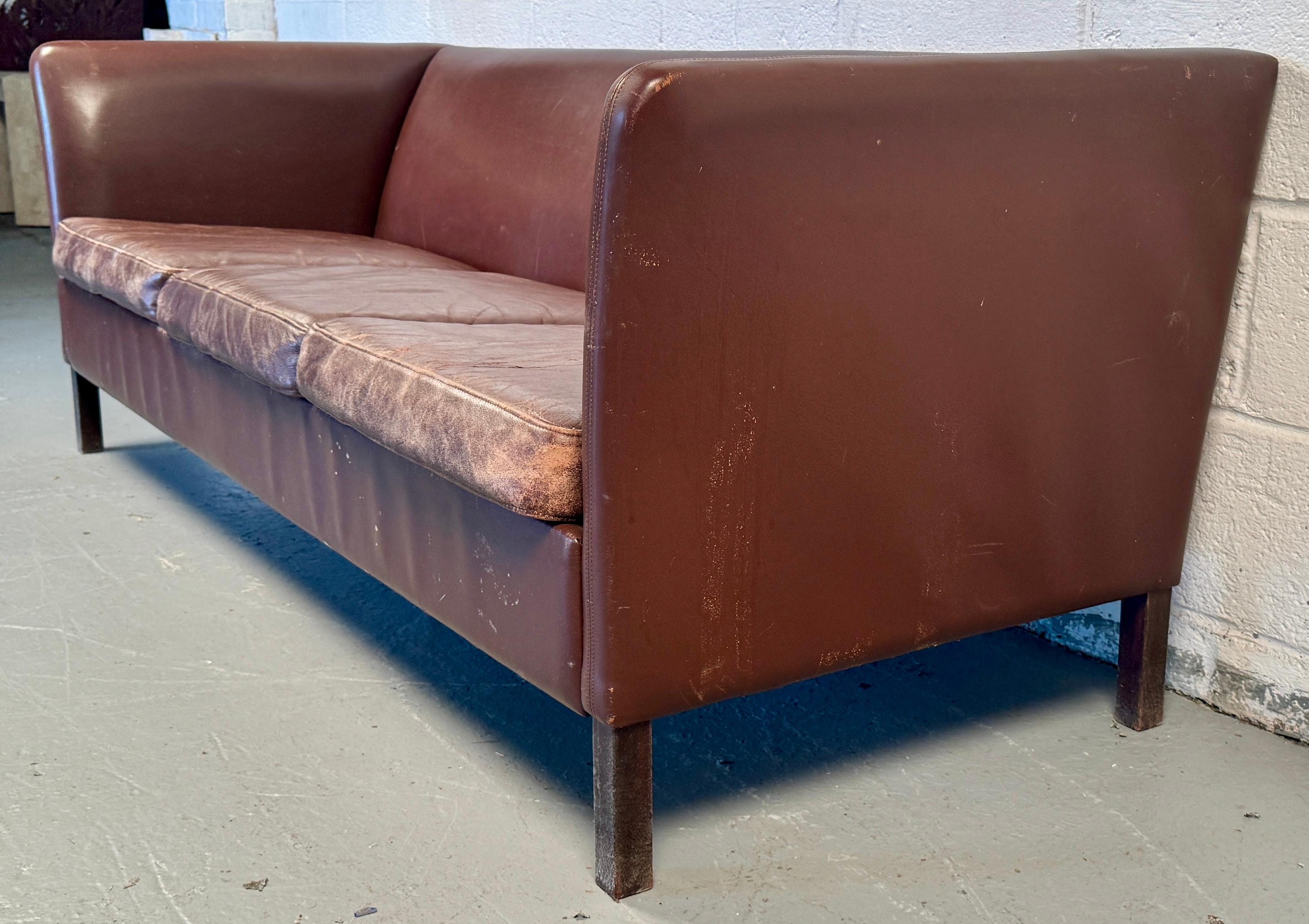 Experience the perfect blend of Scandinavian craftsmanship and timeless comfort with this vintage leather couch by Faarup Møbelfabrik, a distinguished name in Danish furniture design. With its sleek lines, refined proportions, and exceptional build