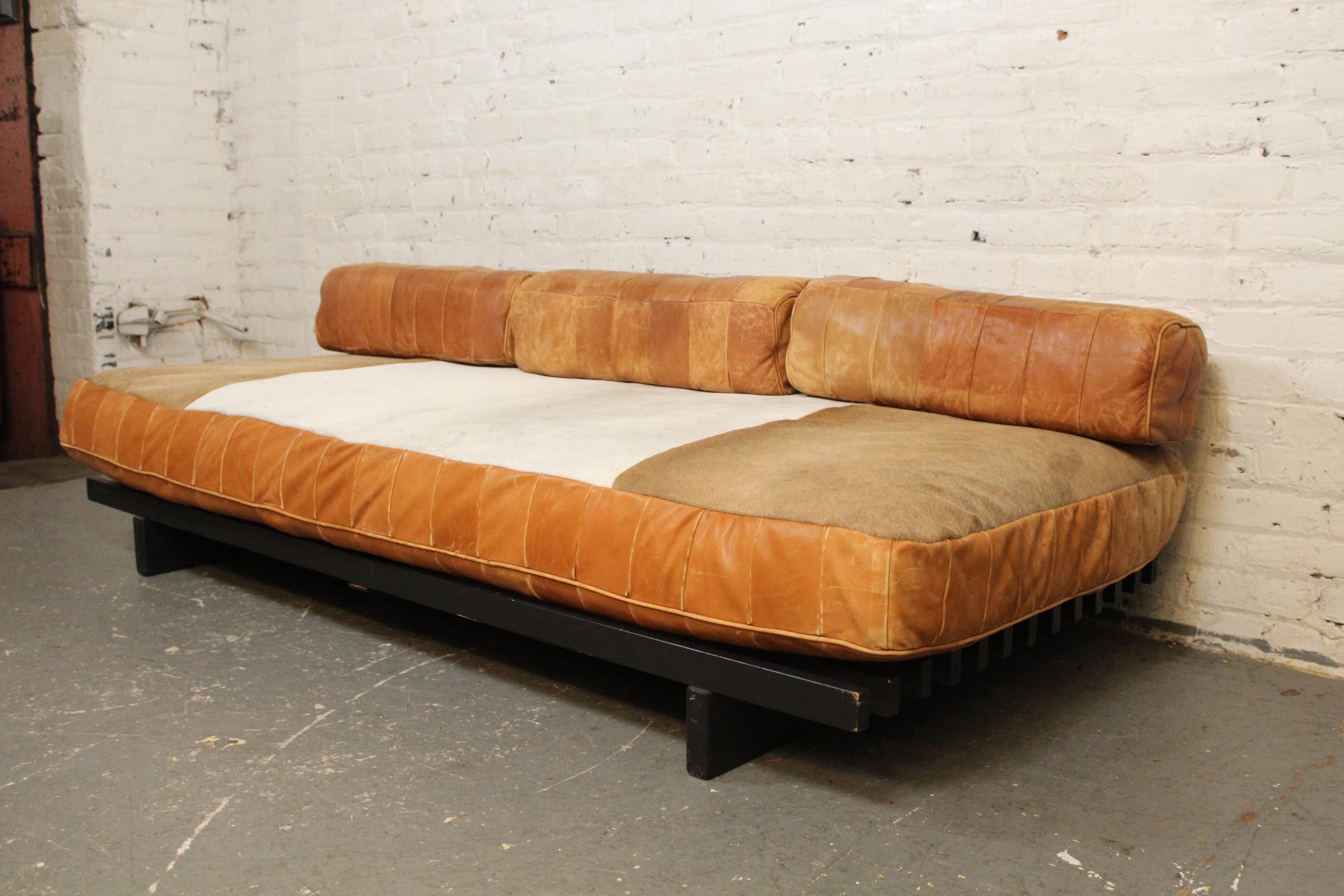 Holen Sie sich mit dem berühmten Daybed DS-80 von de Sede ein unvergessliches und ikonisches Schweizer Design der Jahrhundertmitte nach Hause. Der 1969 erstmals vorgestellte ebonisierte Sockel besteht aus einer stabilen Reihe von Massivholzleisten,