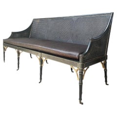Divanetto vintage in pelle con cuscini e struttura in vimini