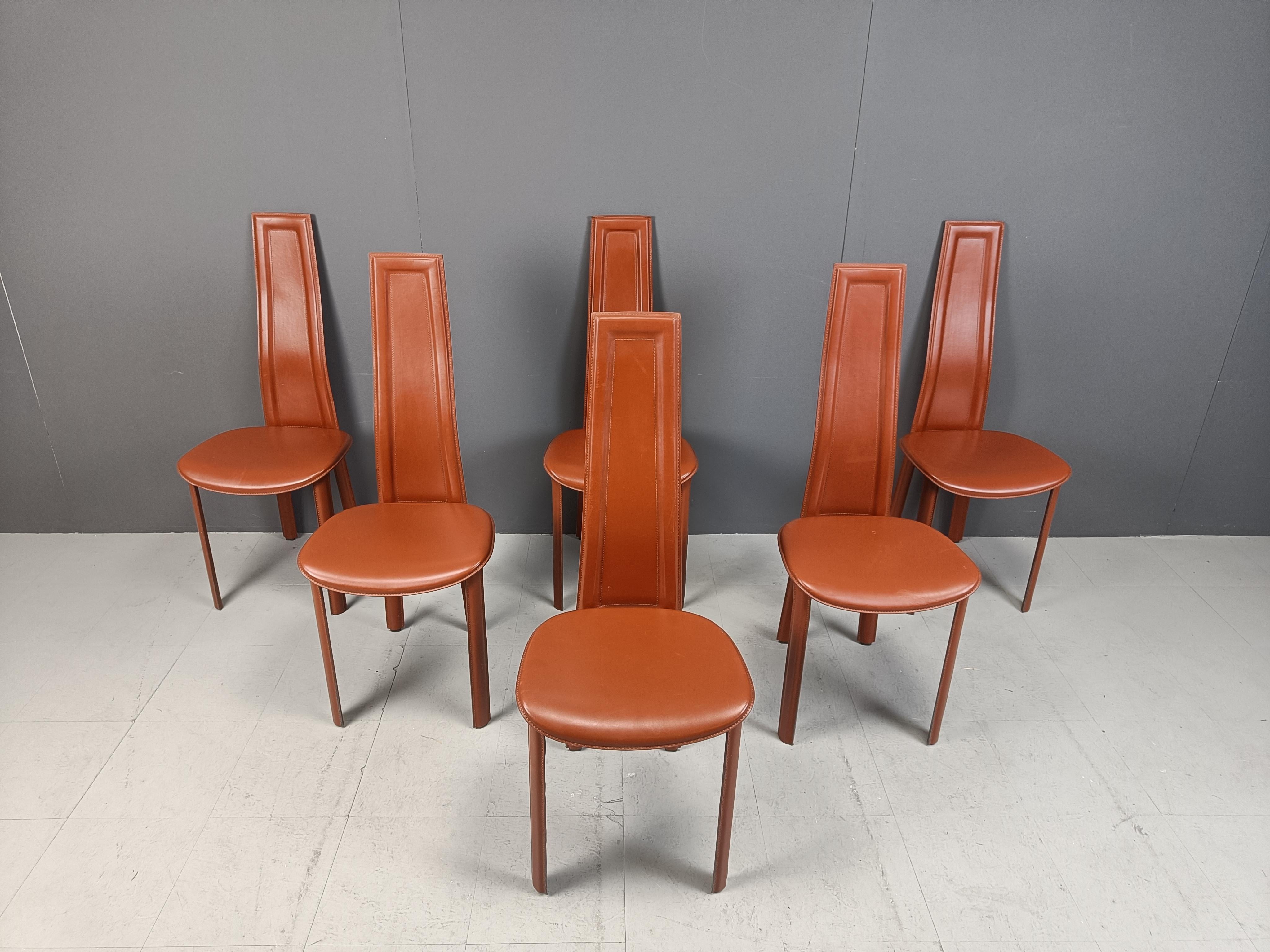 Elegant vintage high back brown/red leather dining chairs by Arper italy.

Very good condition

1980s - Italy

Dimensions:
Height: 110cm
Width: 45cm
Depth: 45cm
Seat height: 45cm

Price is for the set.

*Images are always part of the